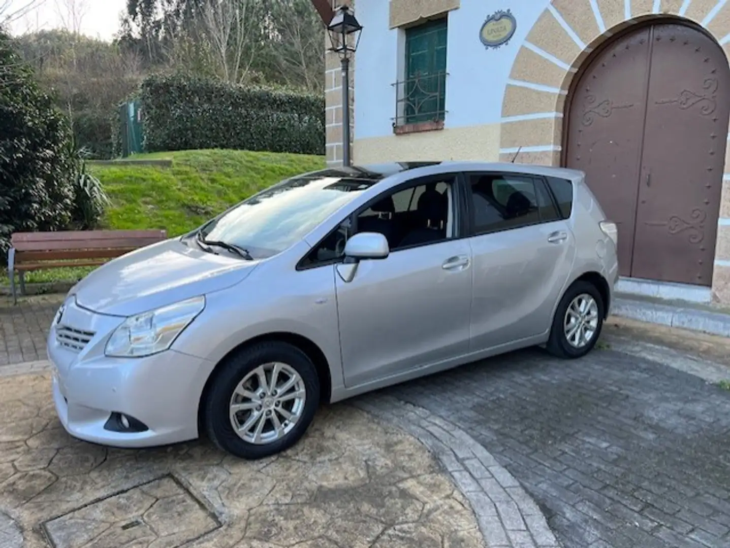 Toyota Verso 1.6 Live Gris - 1