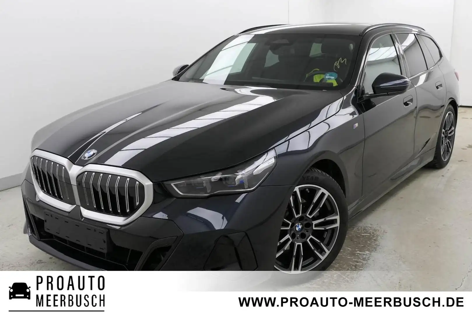 BMW 520 i M Sport AHK/MMRY/HUD/PANO/STNDHZNG/H&K/360° Schwarz - 1