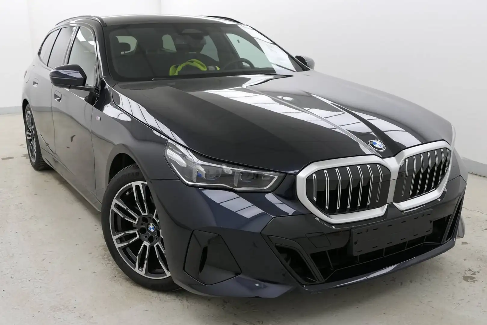 BMW 520 i M Sport AHK/MMRY/HUD/PANO/STNDHZNG/H&K/360° Schwarz - 2