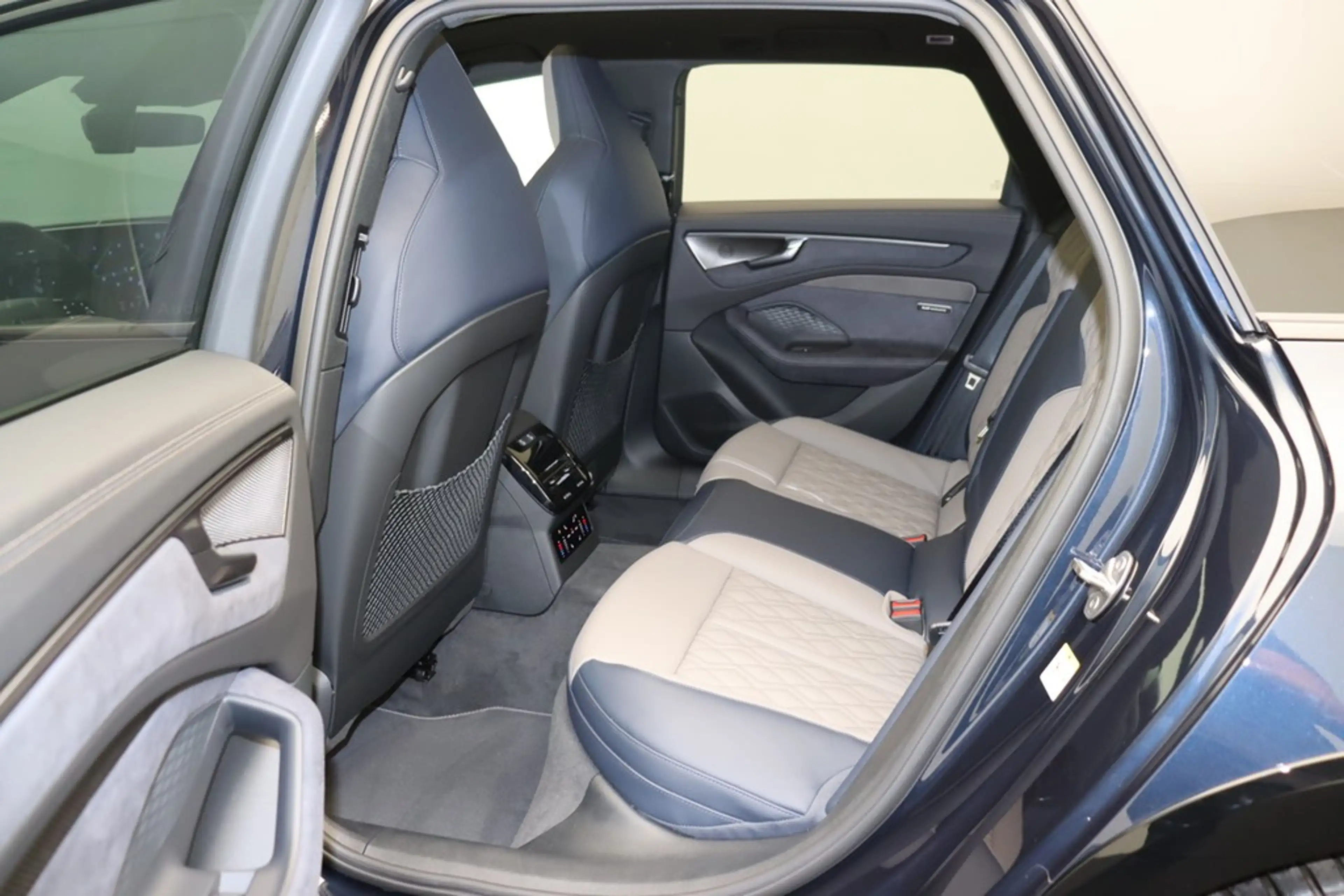 Audi A6 allroad TDI quattro 220 kW **Exclusive** AHK, Pano, Tec... — photo 11
