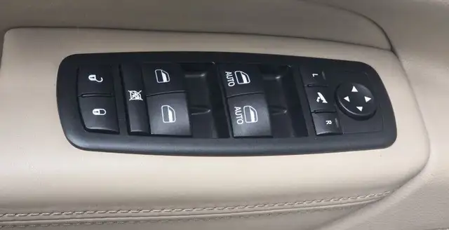 Jeep Grand Cherokee view 11