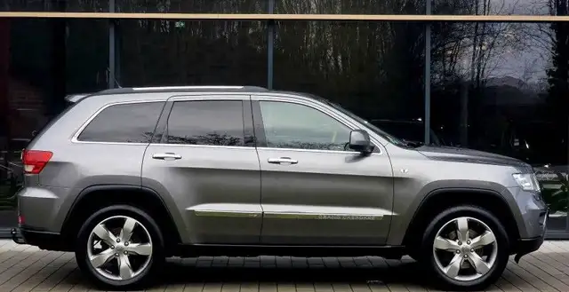 Jeep Grand Cherokee view 4