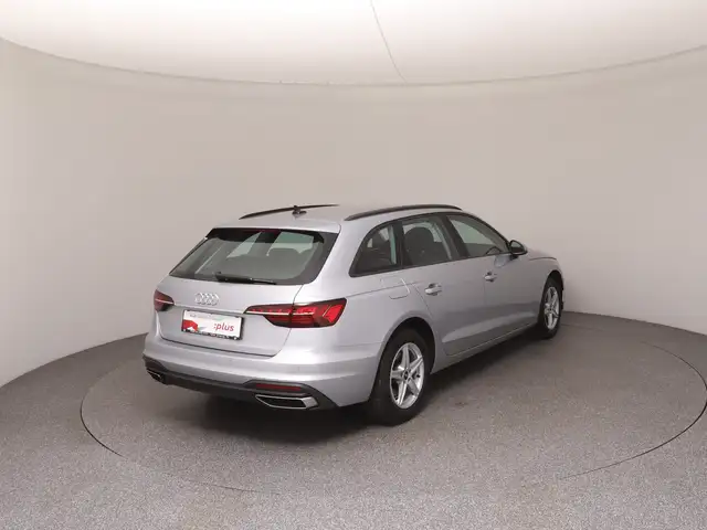 Audi A4 view 4