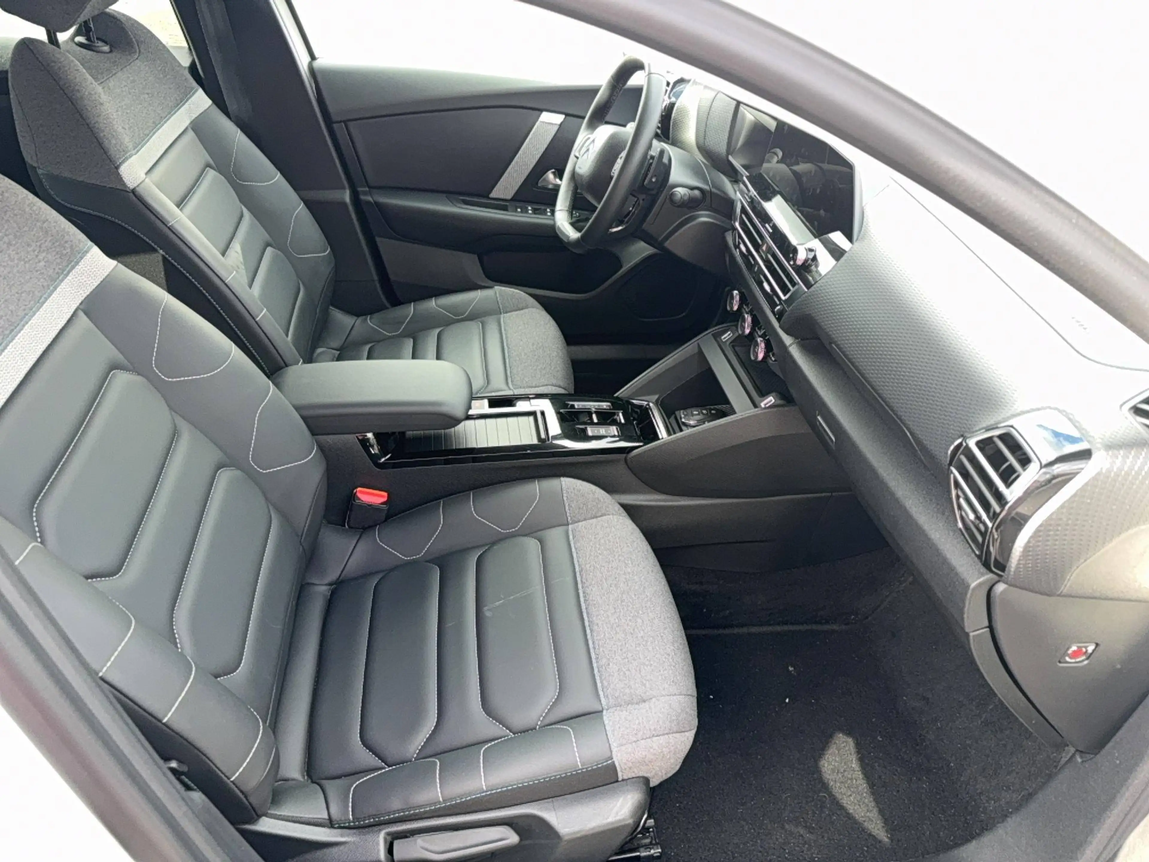 Citroen C4 X C4 X PT 130 EAT8 Shine Automatik stark reduziert — photo 14