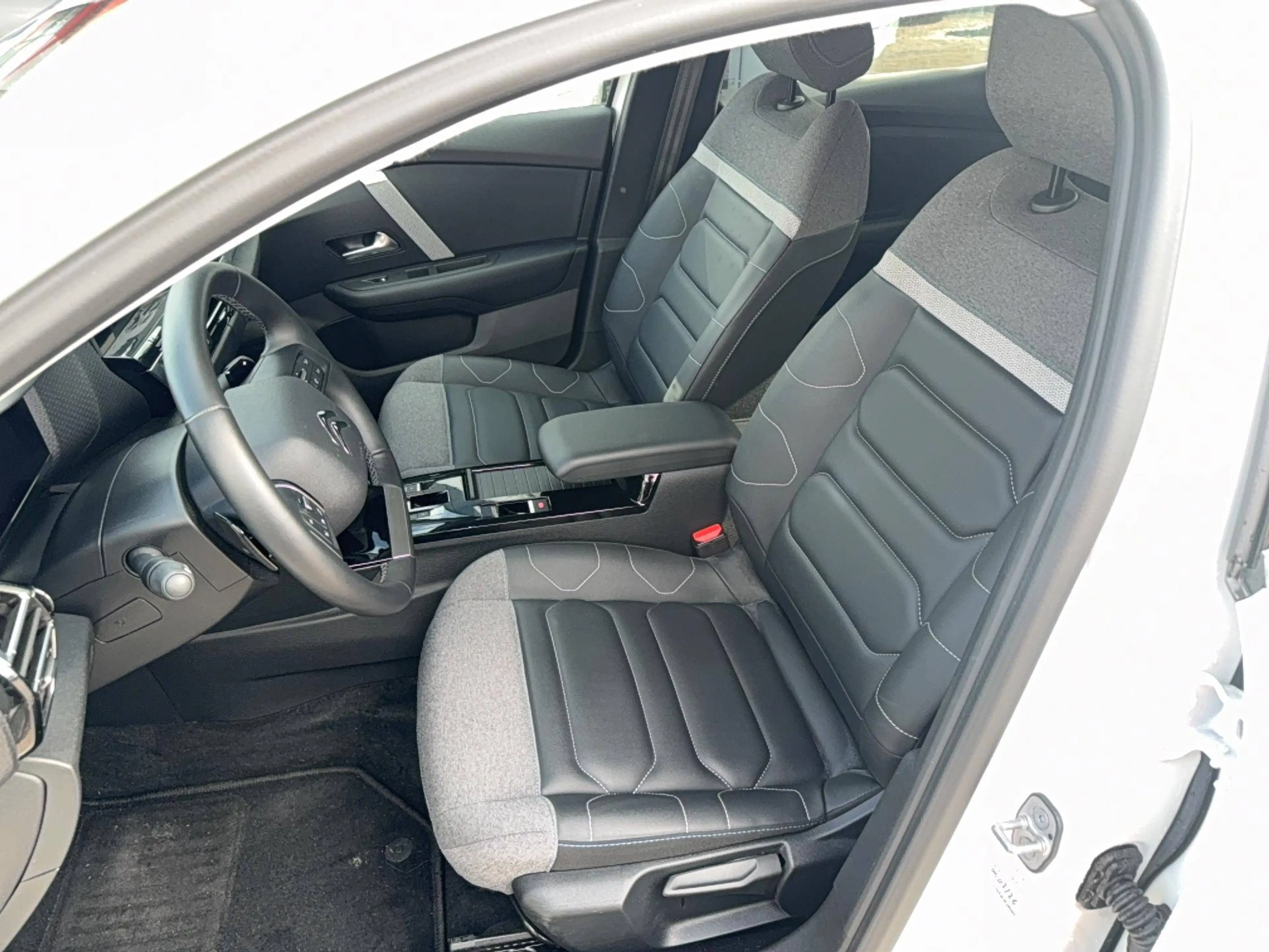 Citroen C4 X C4 X PT 130 EAT8 Shine Automatik stark reduziert — photo 13