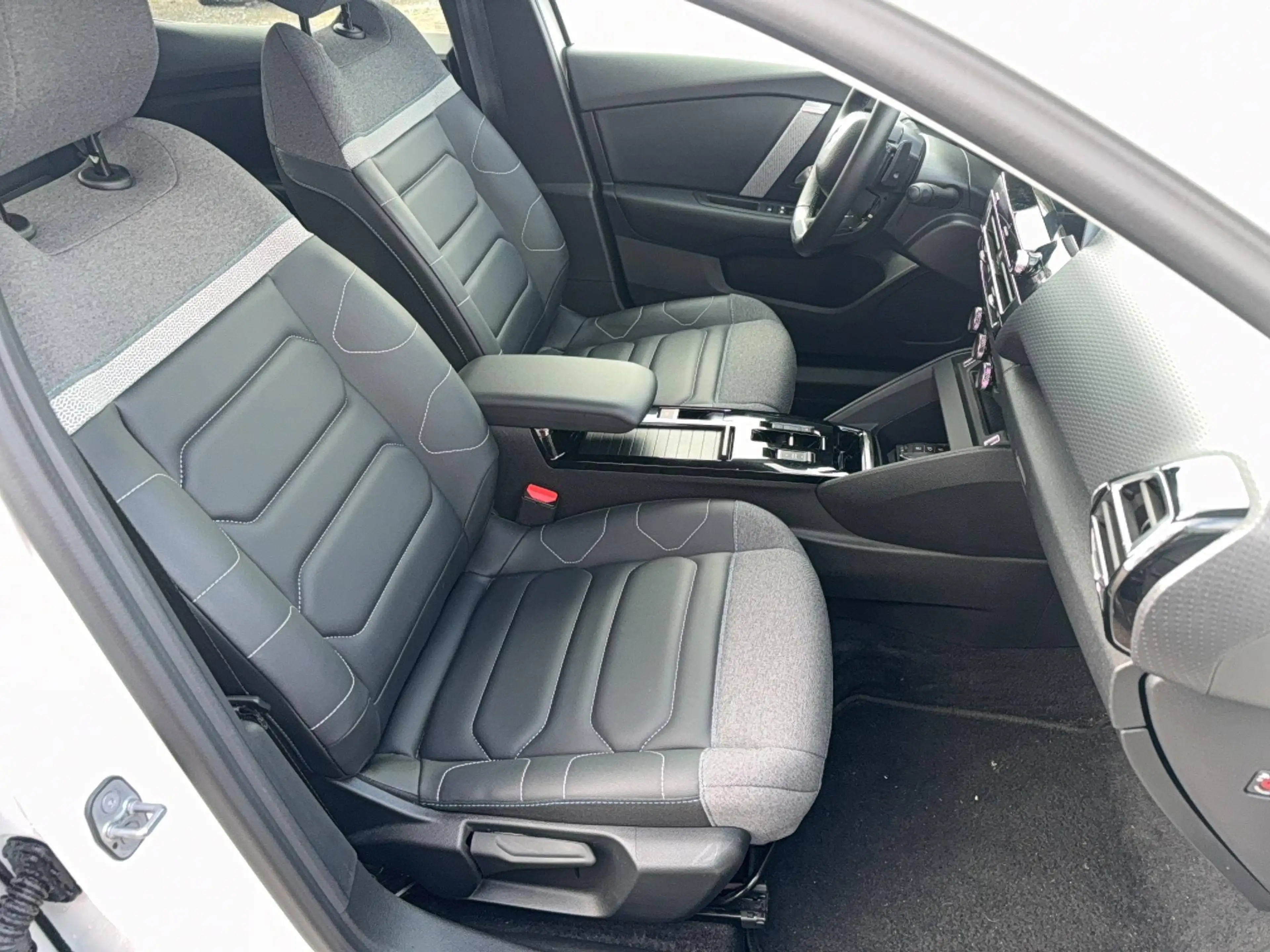 Citroen C4 X C4 X PT 130 EAT8 Shine Automatik stark reduziert — photo 8