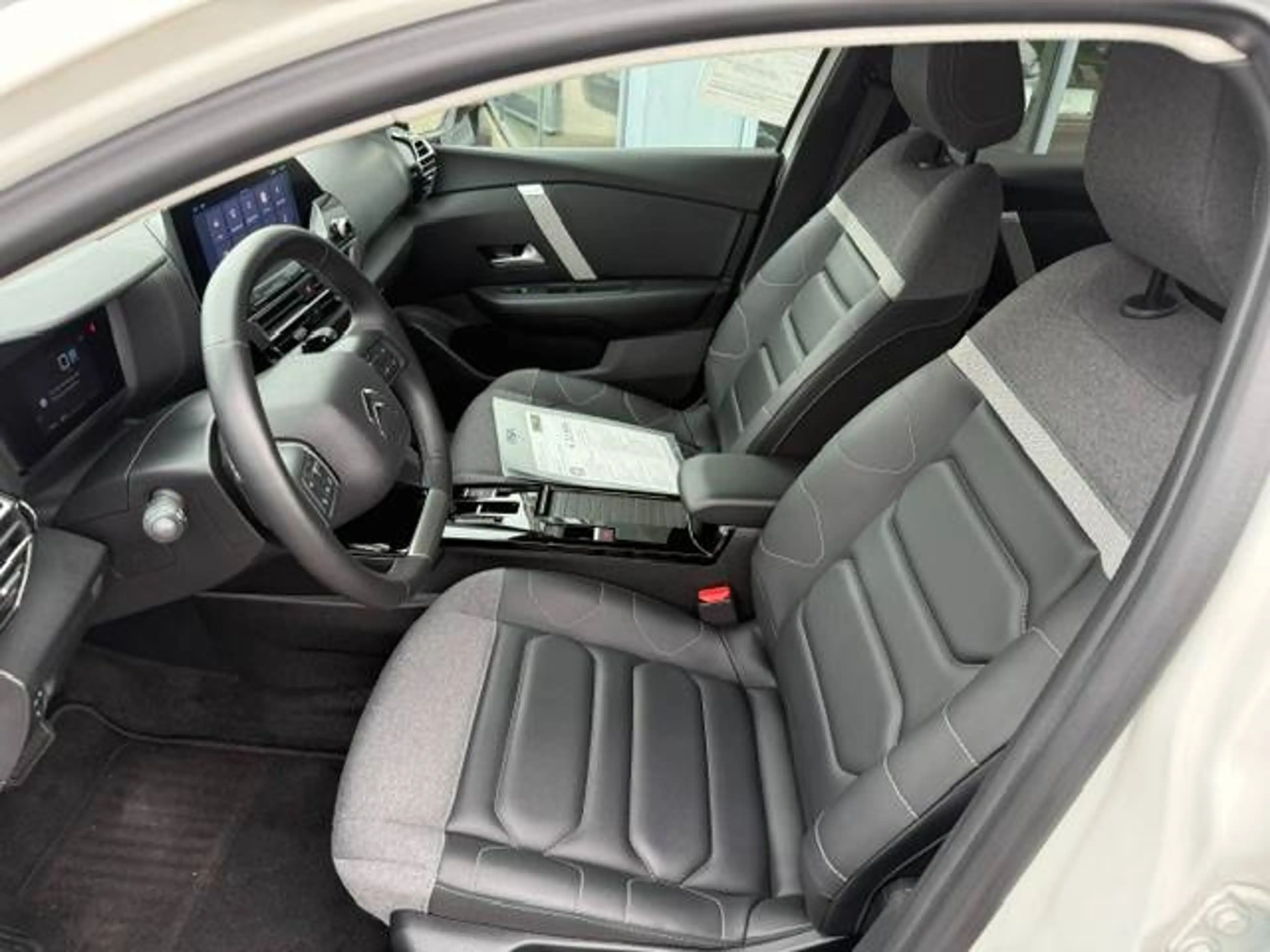 Citroen C4 X C4 X PT 130 EAT8 Shine Automatik stark reduziert — photo 9