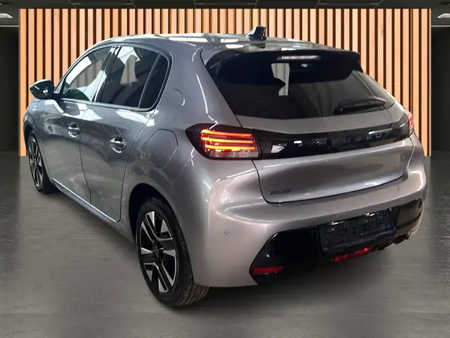 Peugeot 208 view 4