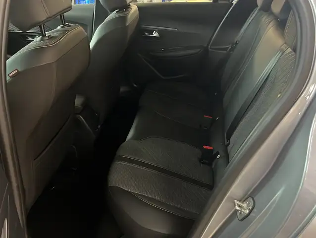 Peugeot 208 view 11