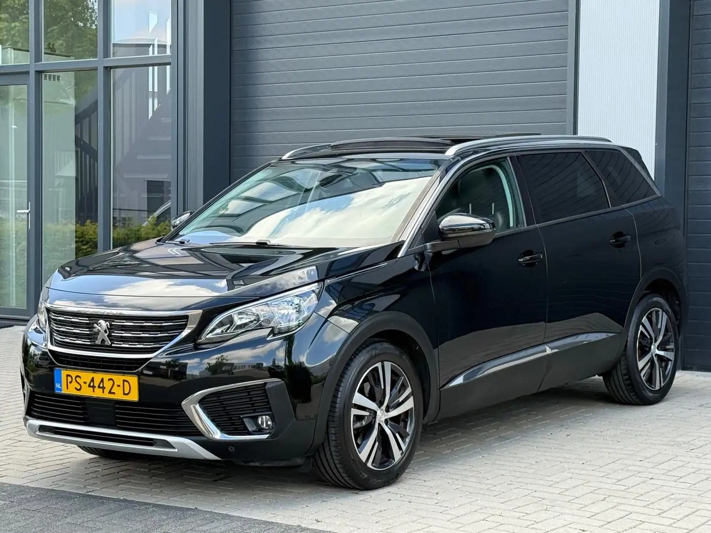 Peugeot 5008 1.2 Schuifdak / Leder / Automaat / Carplay /NAP Zwart - 2