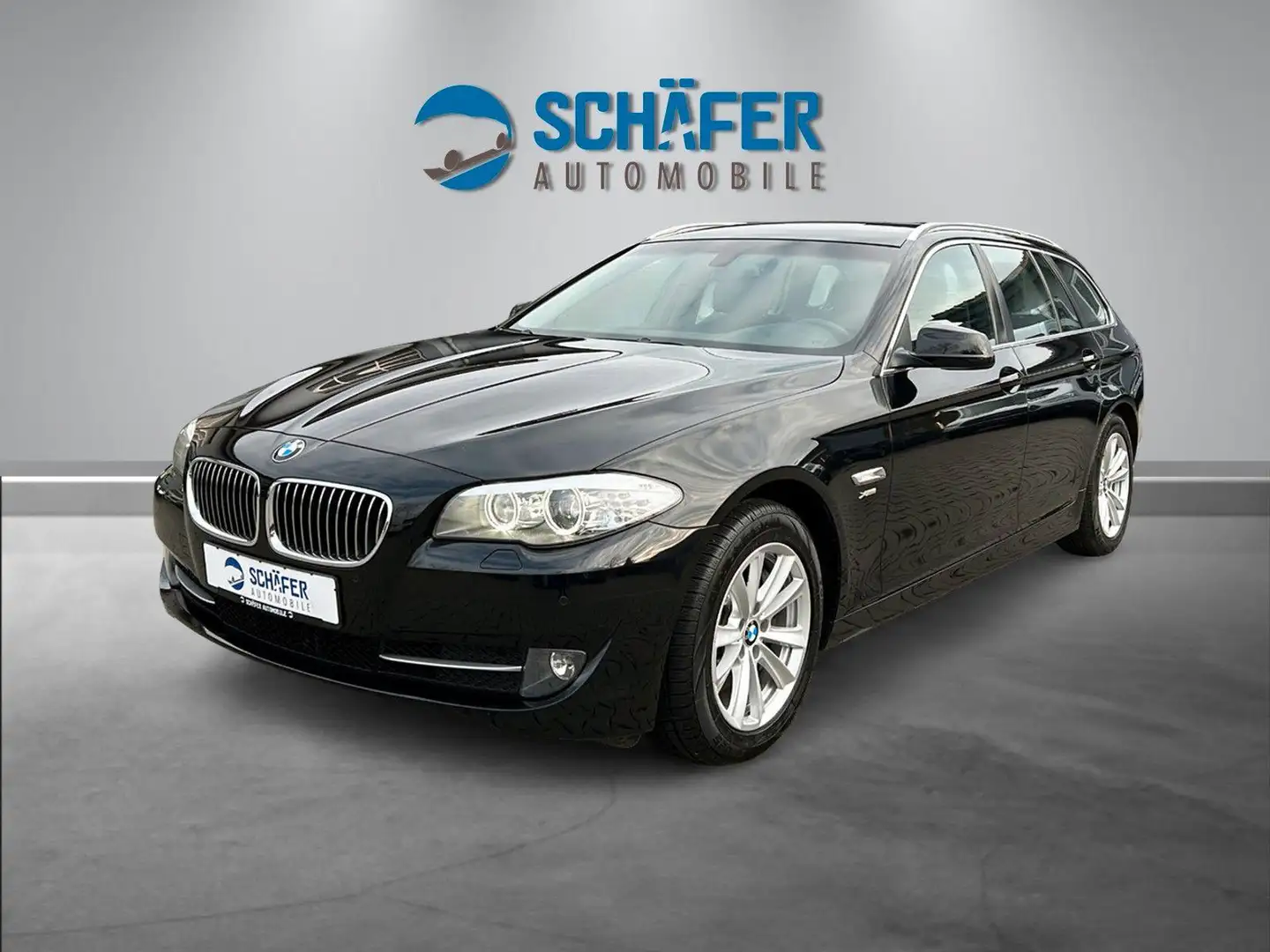 BMW 525 d Touring xDrive #AUT #XEN #NAV #AHZV Zwart - 1