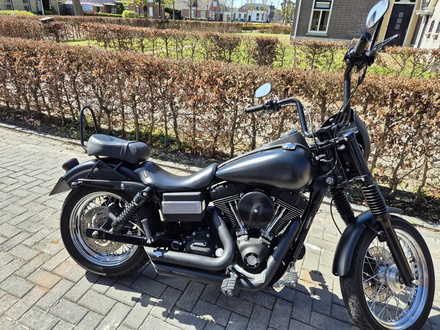 Harley-Davidson Dyna Street Bob Negru - 1