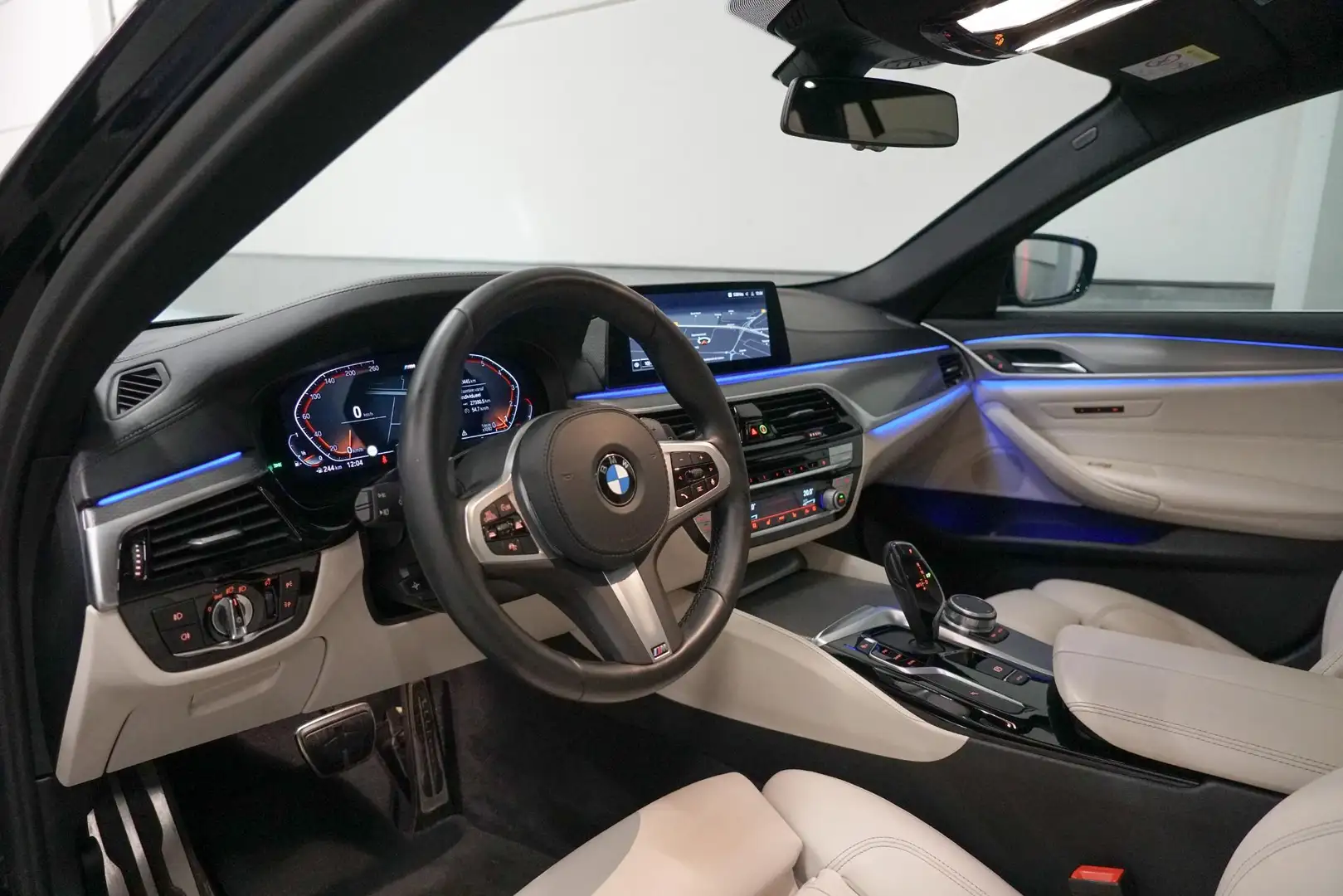 BMW 520 5-serie Touring 520i M-Sport | Panoramadak | Adapt Zwart - 2