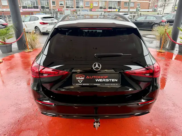 Mercedes-Benz 220 view 4