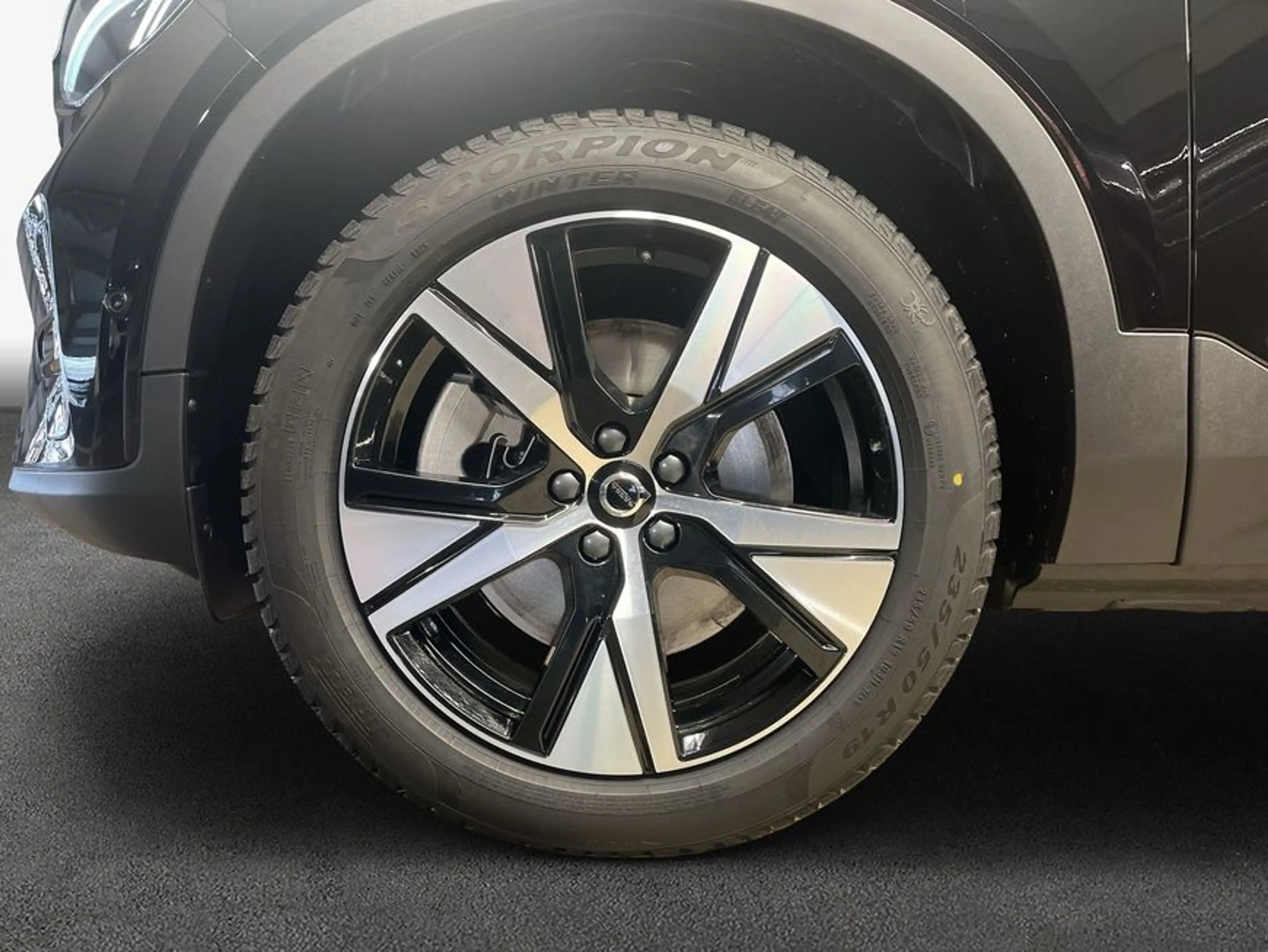 Volvo EX40 Fully Electric Twin Motor AWD Plus Black Edit — photo 8