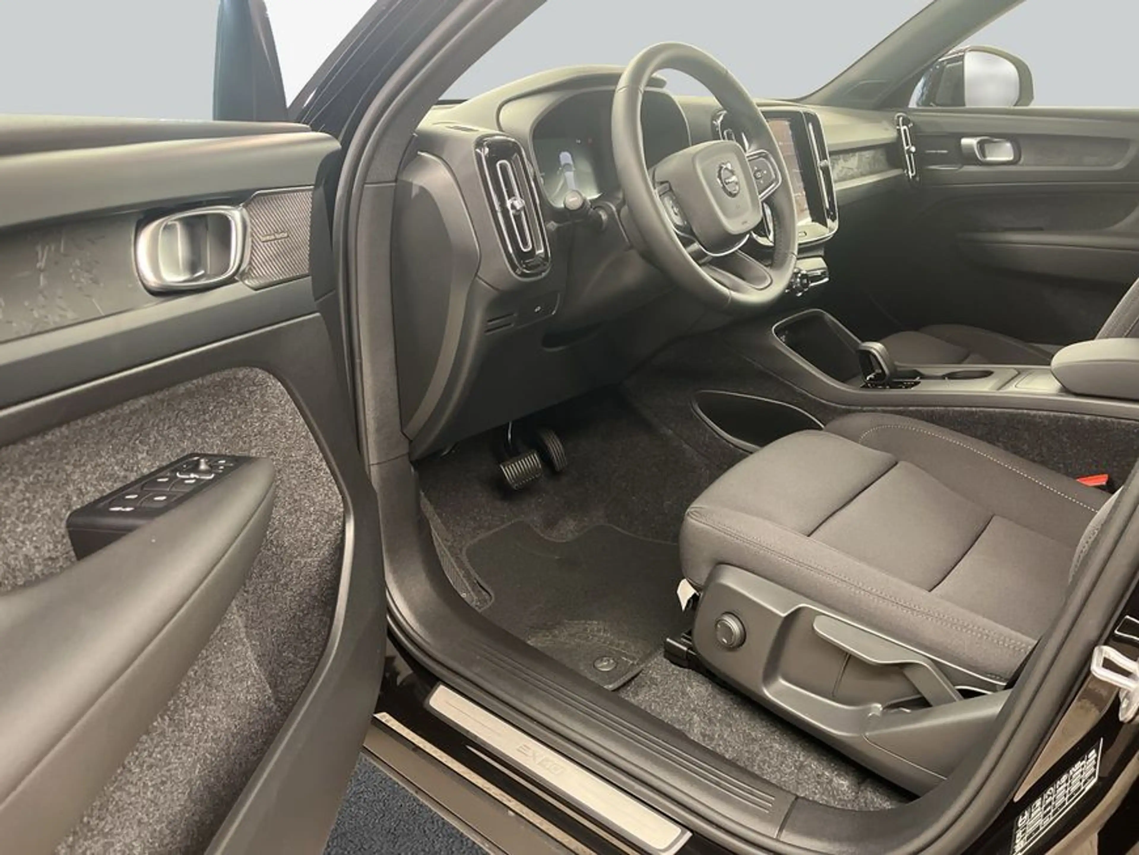 Volvo EX40 Fully Electric Twin Motor AWD Plus Black Edit — photo 10