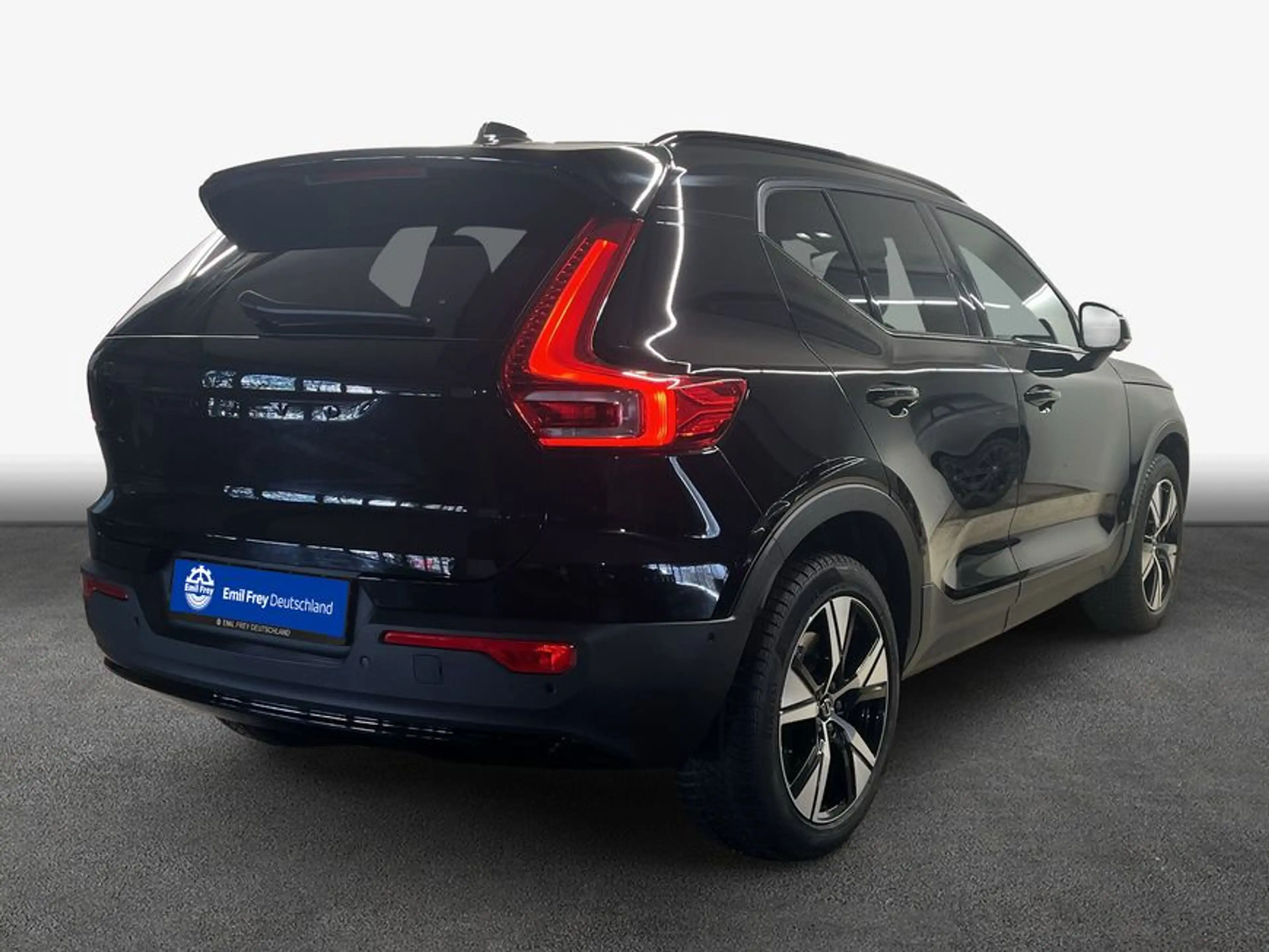 Volvo EX40 Fully Electric Twin Motor AWD Plus Black Edit — photo 2