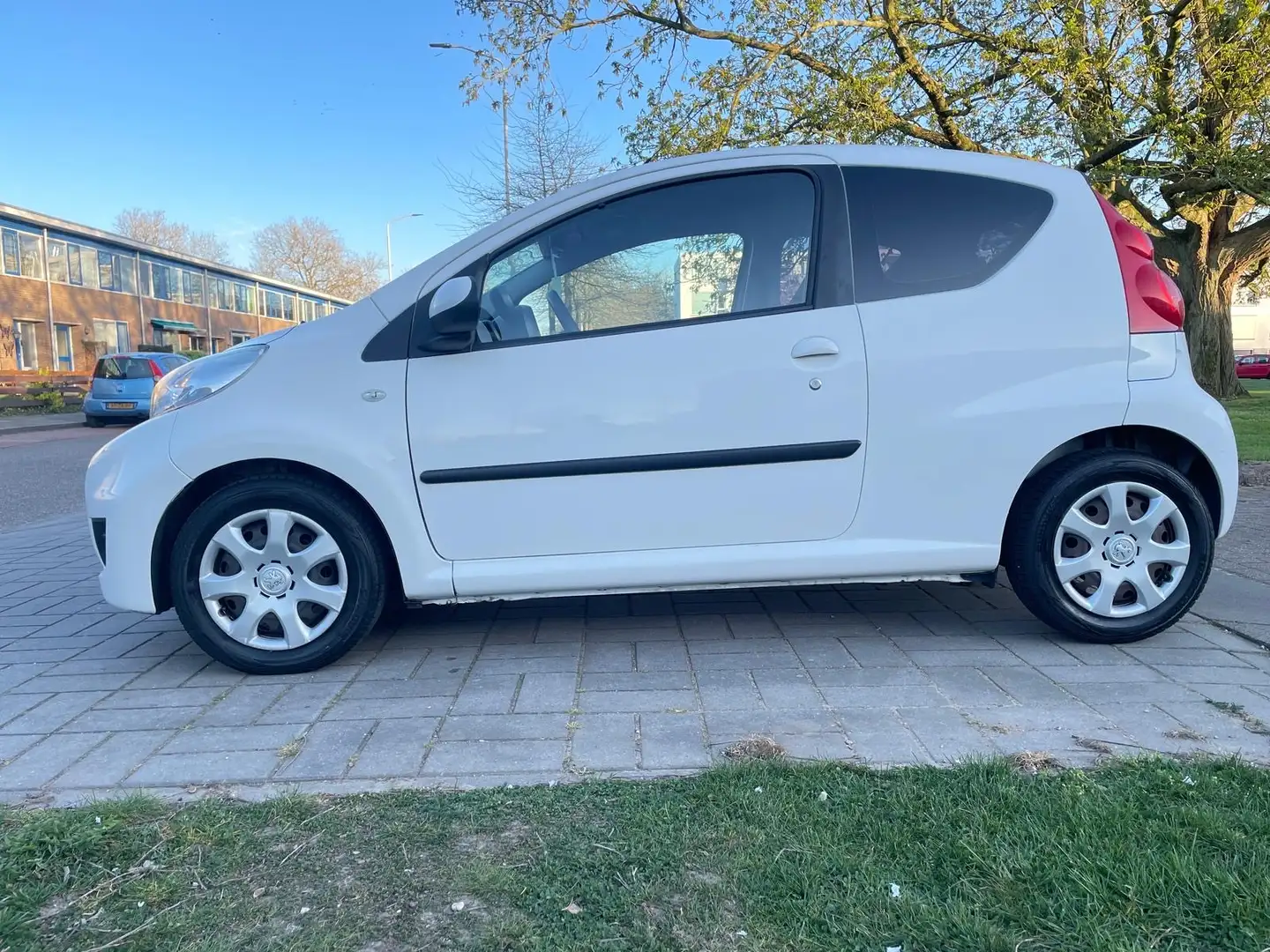 Peugeot 107 1.0-12V Millesim 200 Wit - 1