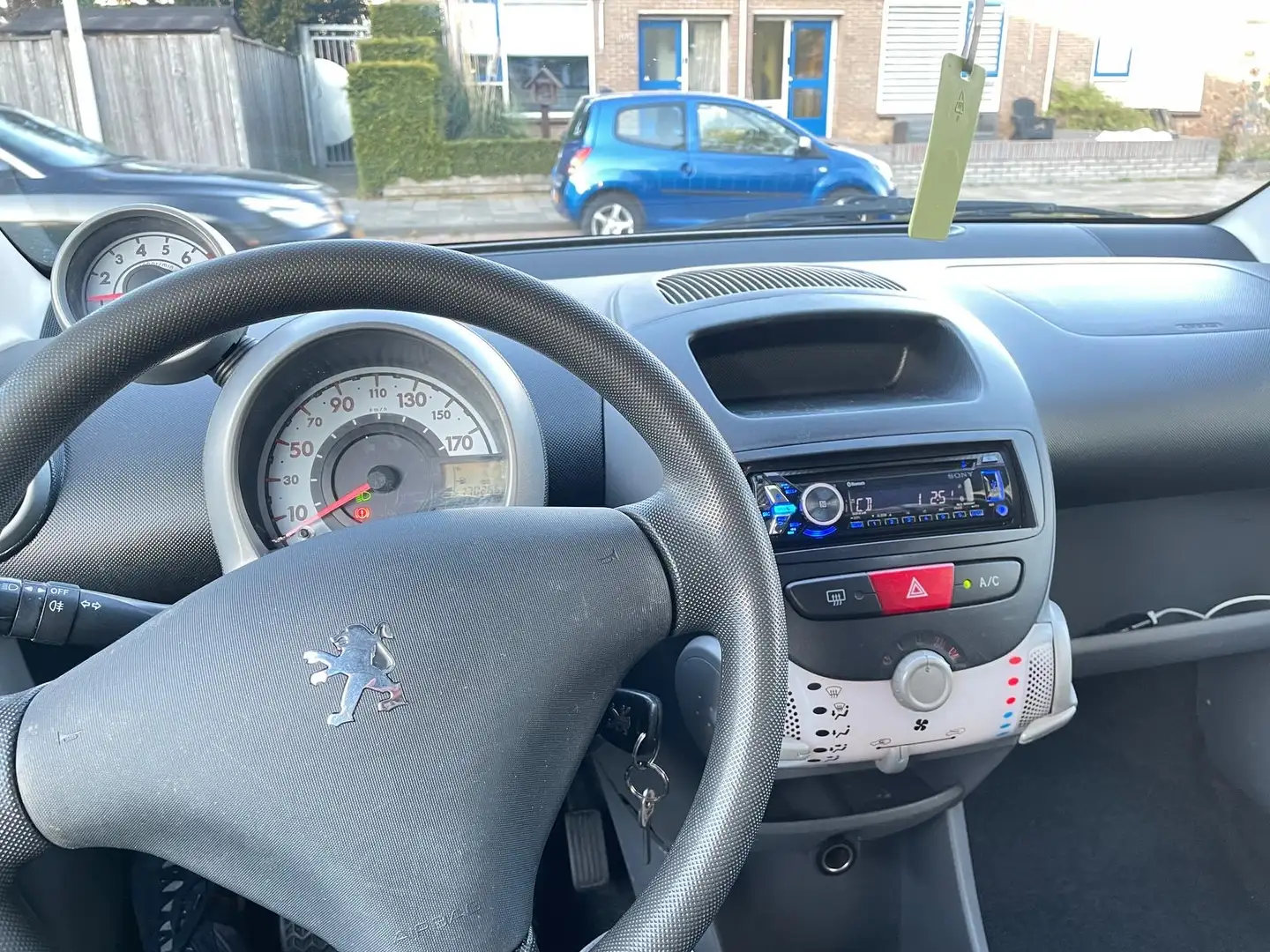 Peugeot 107 1.0-12V Millesim 200 Wit - 2