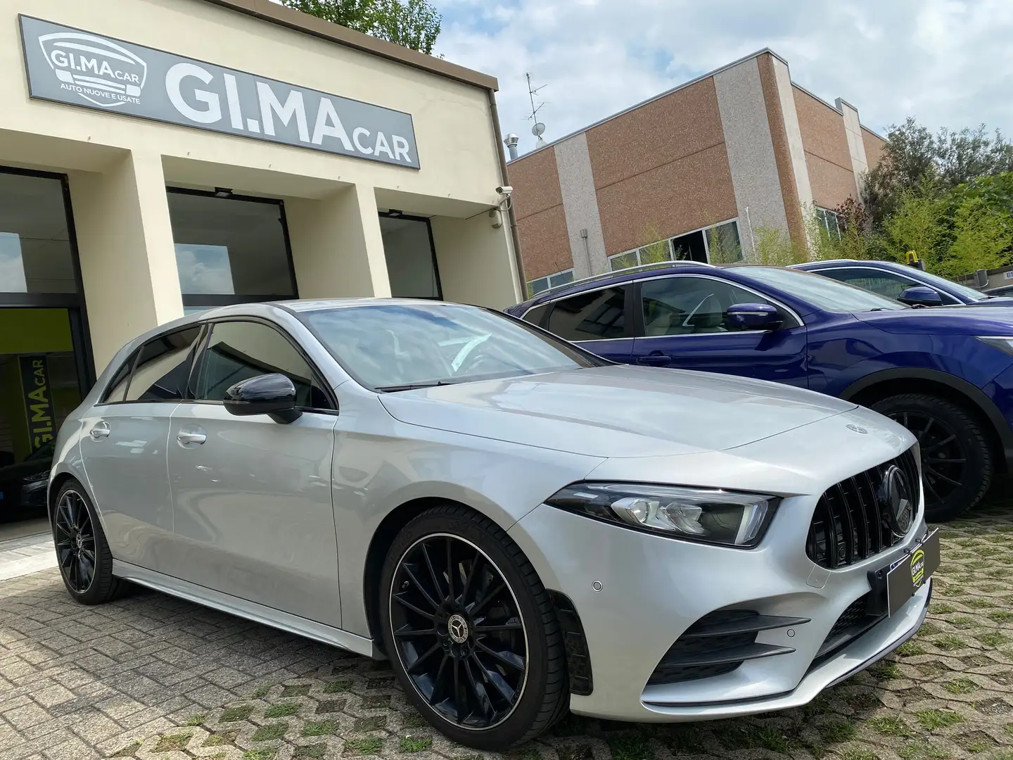 Mercedes-Benz A 220 Premium 4matic auto AMG *LUCI*BURMESTER* Argintiu - 1