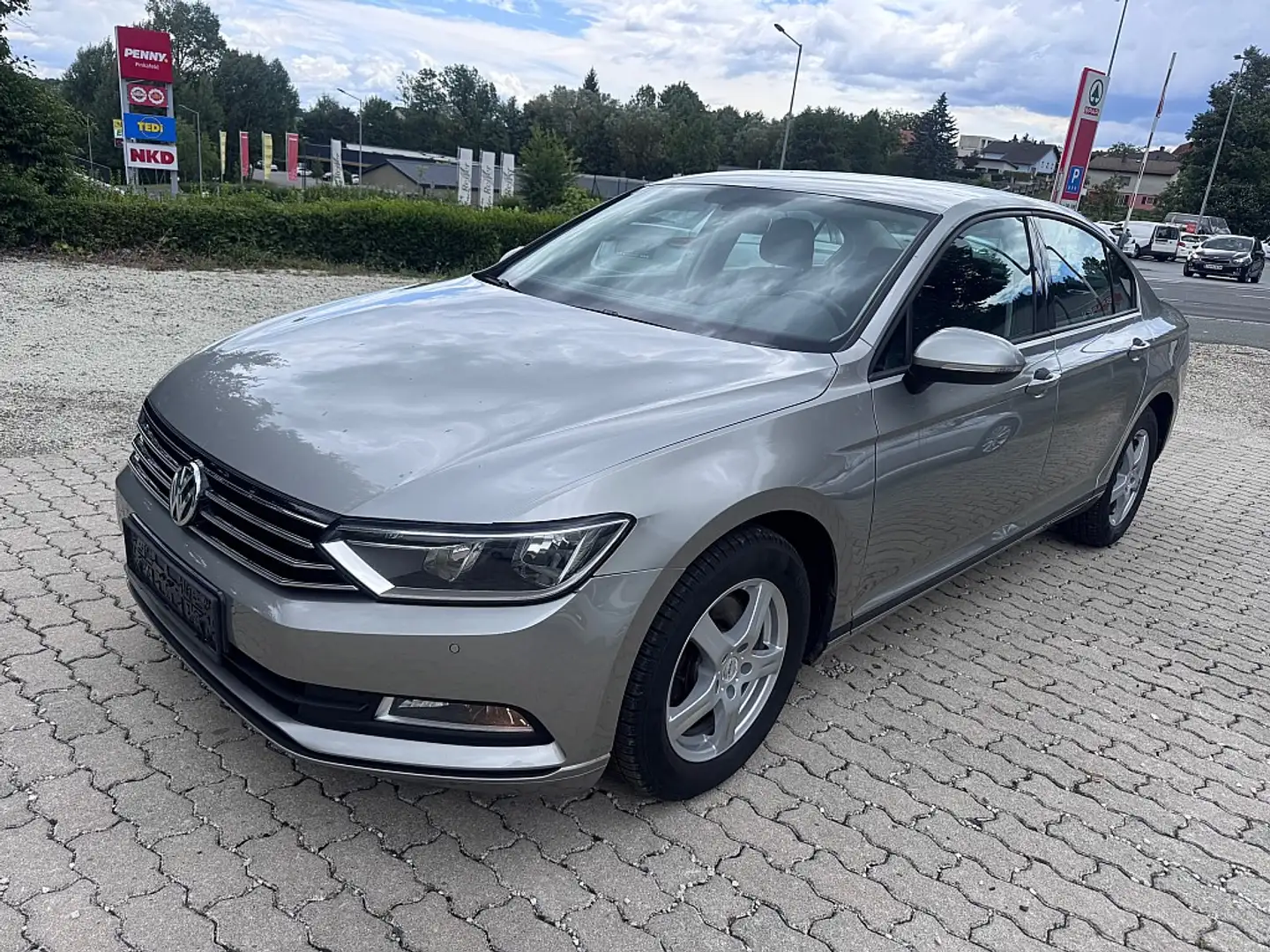 Volkswagen Passat Trendline 2,0 TDI Šedá - 1