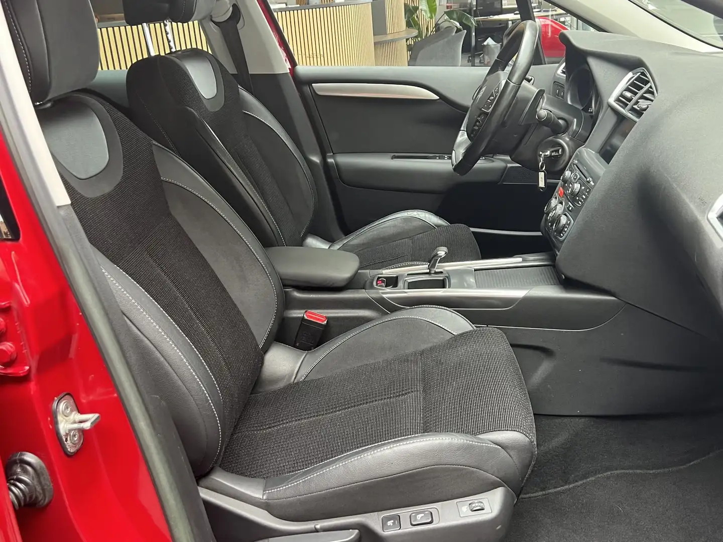 Citroen C4 1.6 Exclusive Automatik Navi SHZ Massage Rot - 2