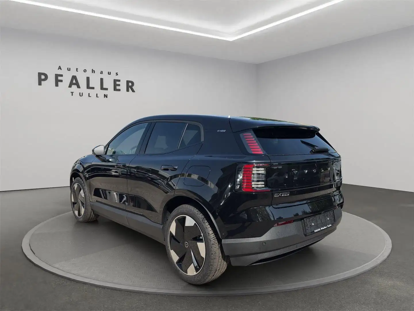 Volvo EX30 Twin Motor Performance AWD 69kWh Ultra Black - 2
