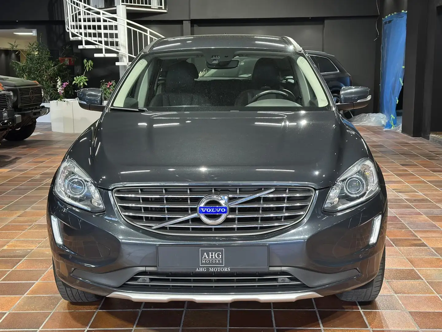 Volvo XC60 D5 AWD MOMENTUM LEDER NAVI XENON 1.HAND 215PS Grau - 2