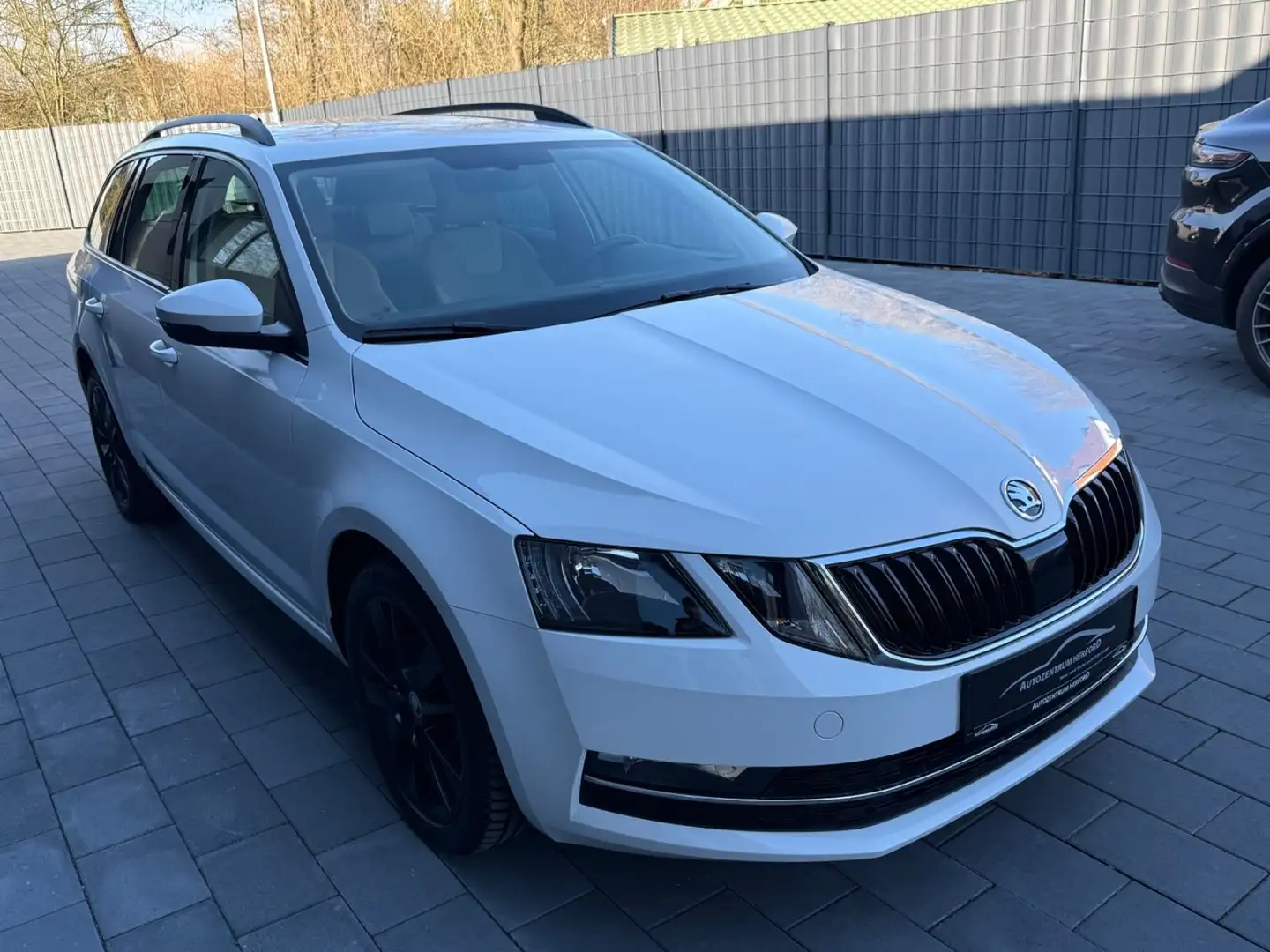 Skoda Octavia Combi 1.6 TDI Style Navi RFK AHK Blanc - 2