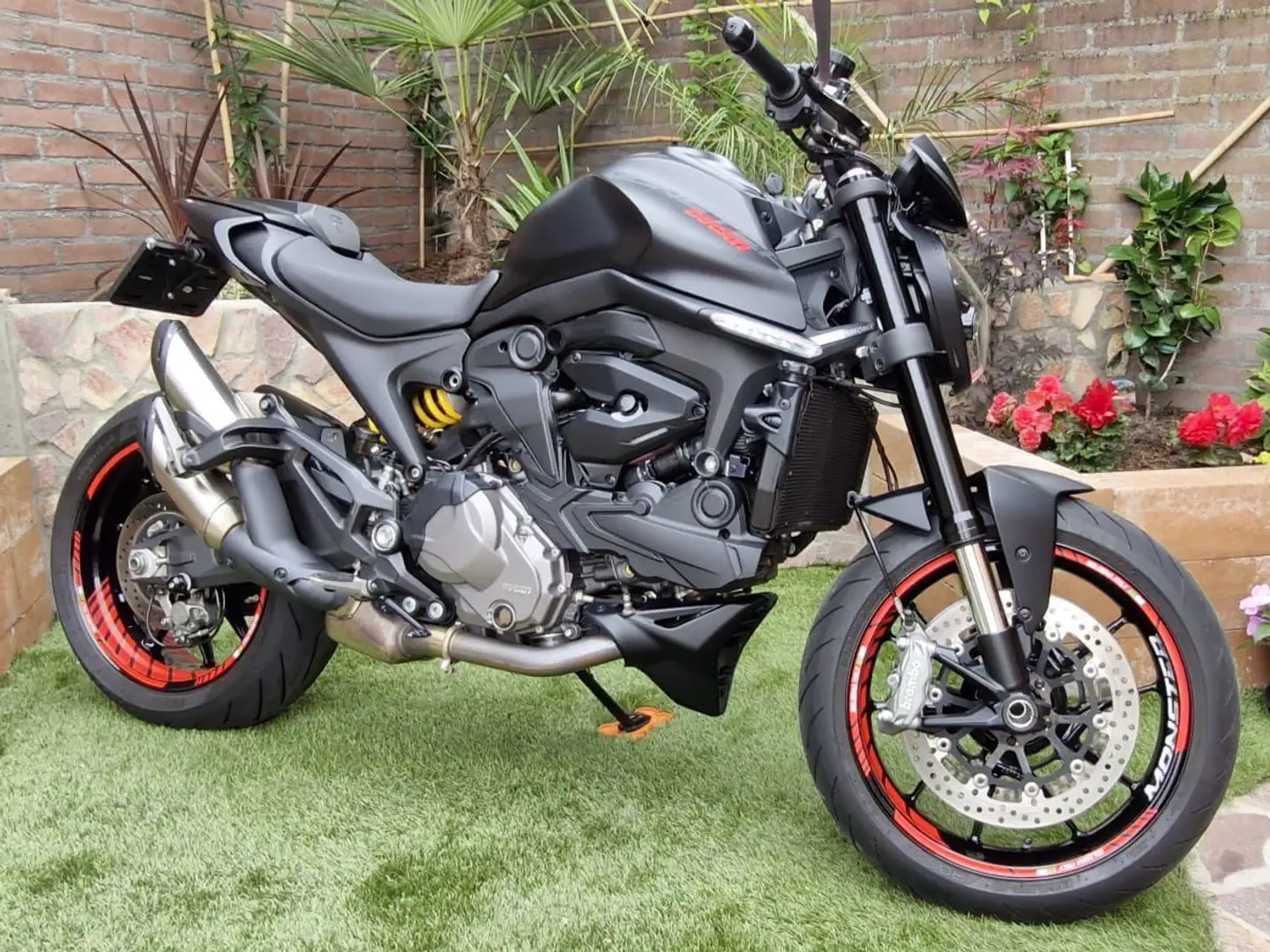 Ducati Monster 937 Monster+ uitvoering, Stealth Black Noir - 1
