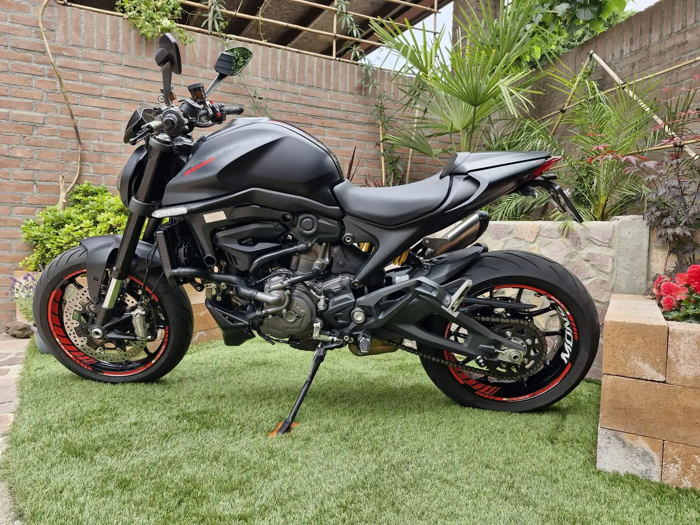 Ducati Monster 937 Monster+ uitvoering, Stealth Black Noir - 2