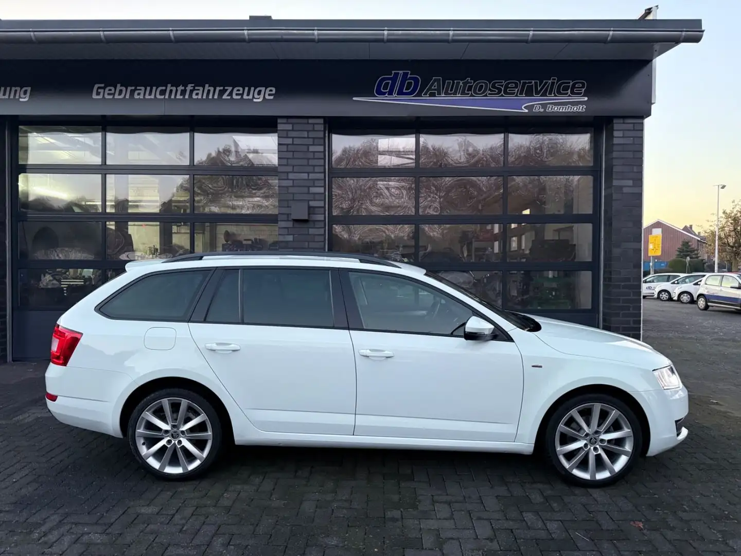Skoda Octavia Combi Joy Xenon AHK SHZ Navi Blanc - 1
