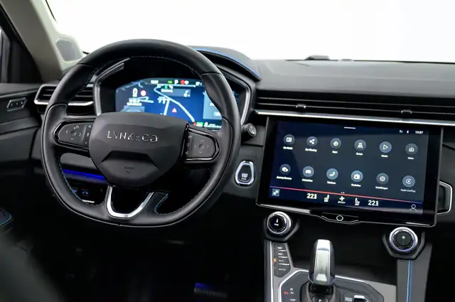 Lynk & Co 01 view 10