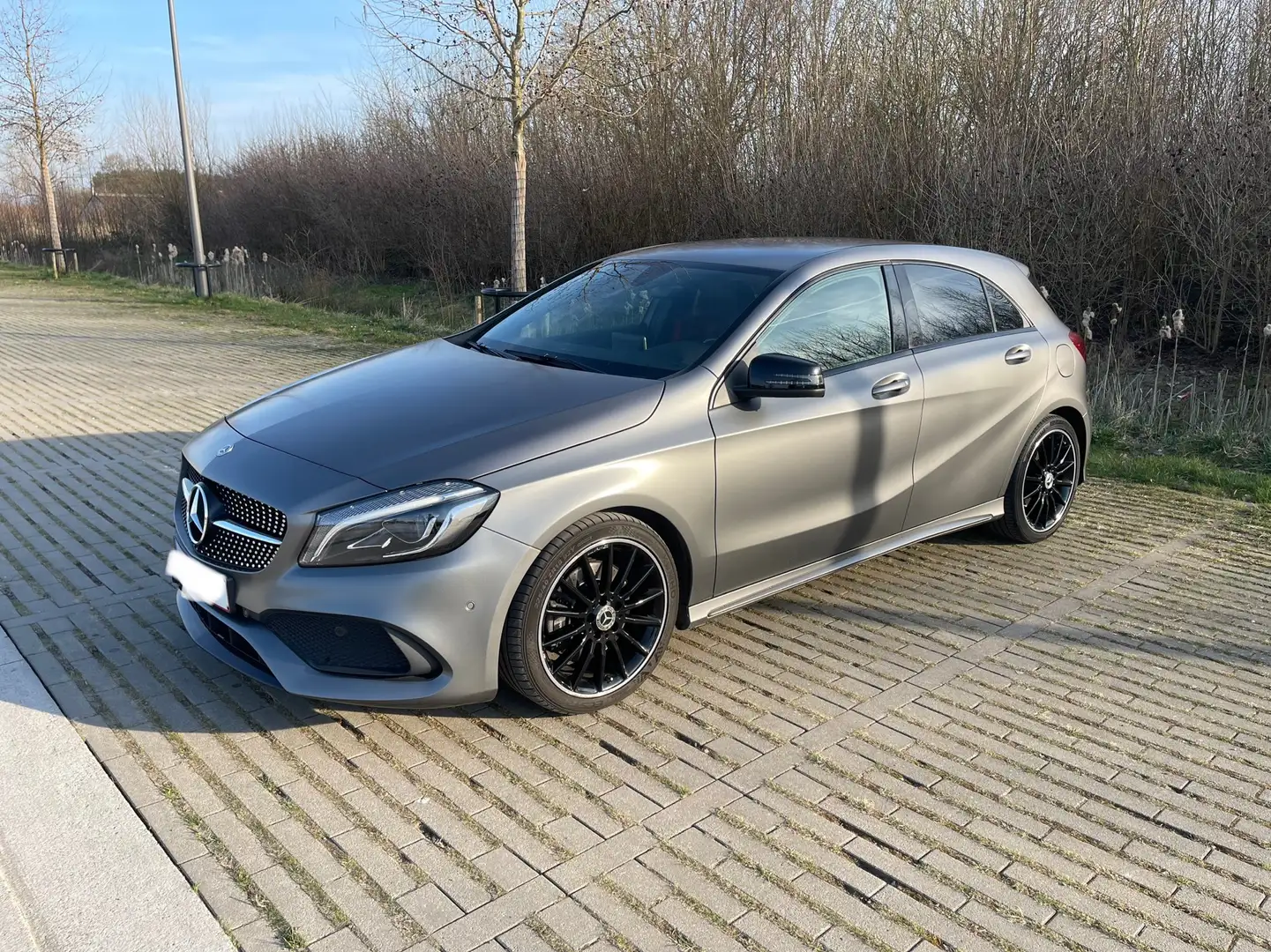 Mercedes-Benz A 220 4Matic 7G-DCT AMG Line Grijs - 1