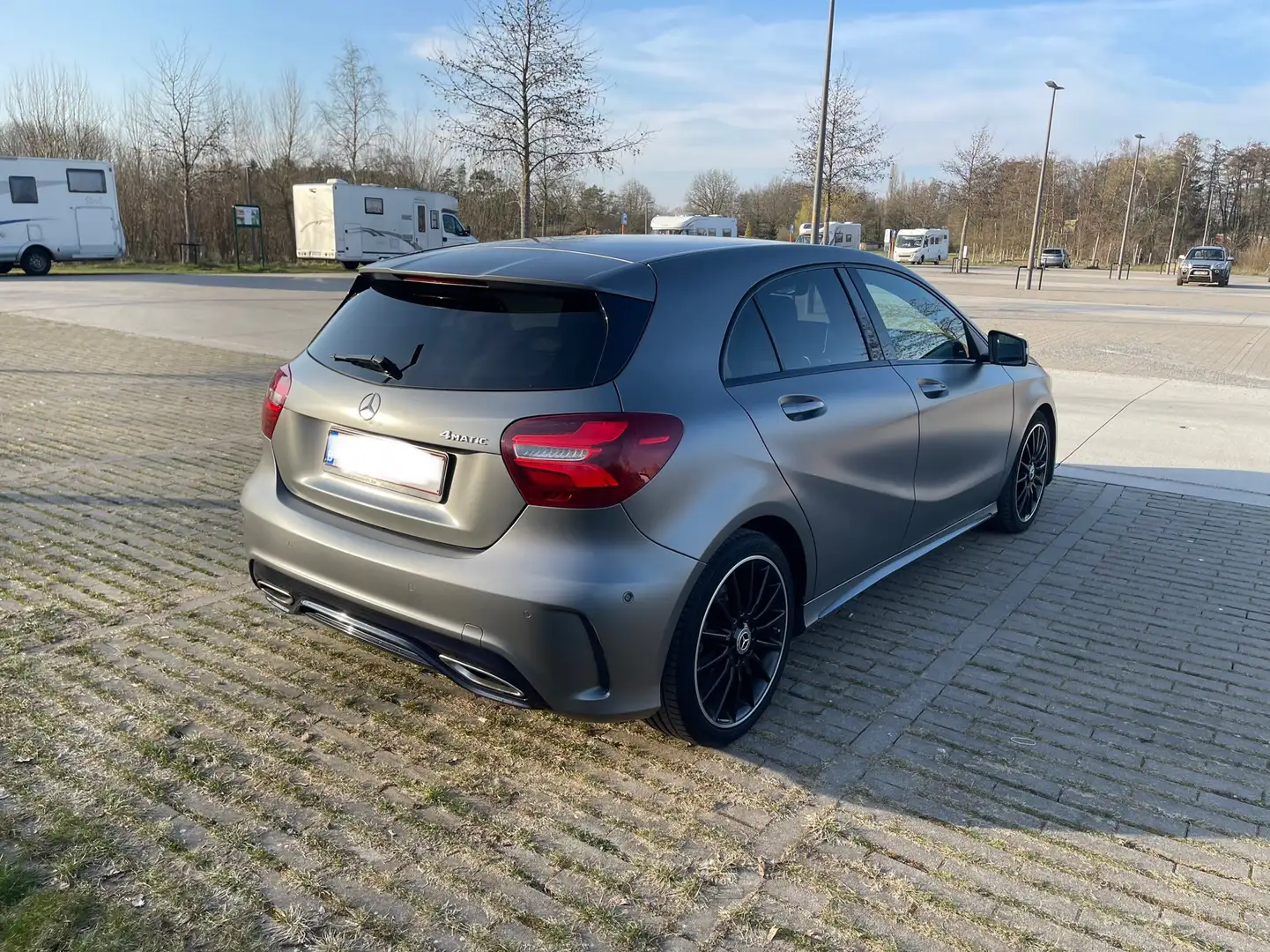 Mercedes-Benz A 220 4Matic 7G-DCT AMG Line Grijs - 2