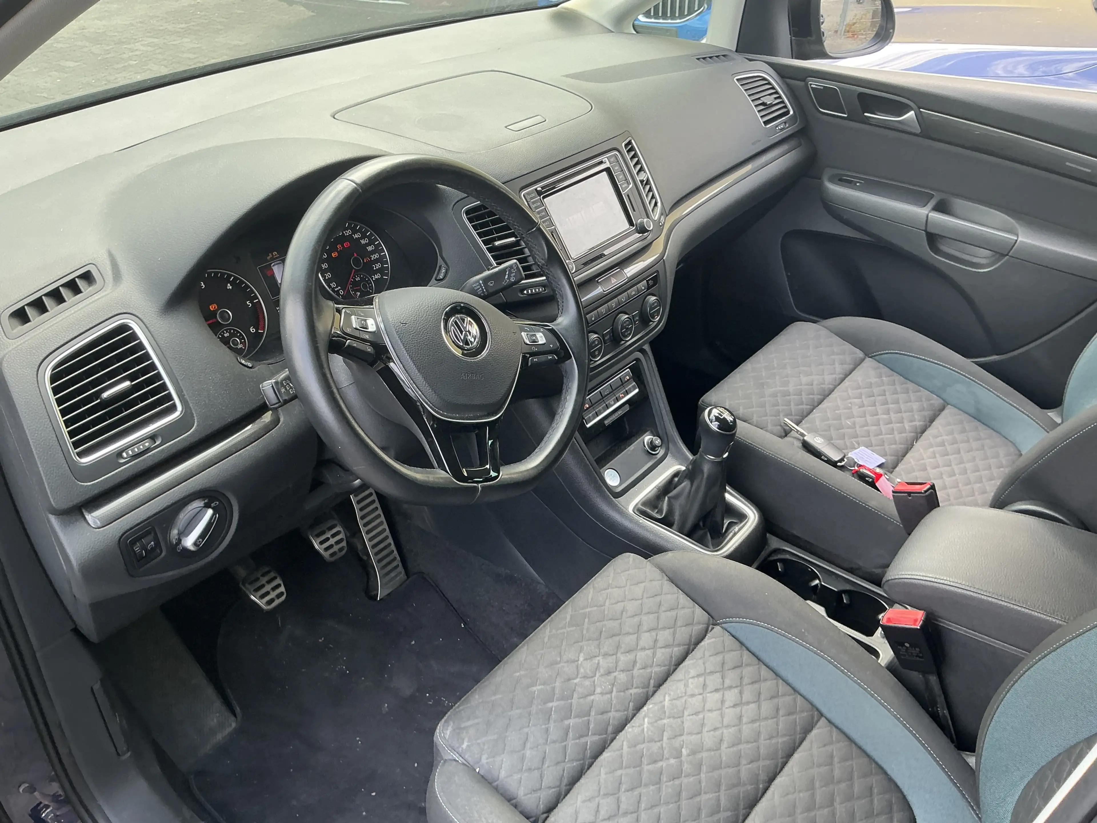 Volkswagen Sharan IQ.DRIVE 7-Sitzer R.Cam Navi AHK ACC SHZ — photo 4
