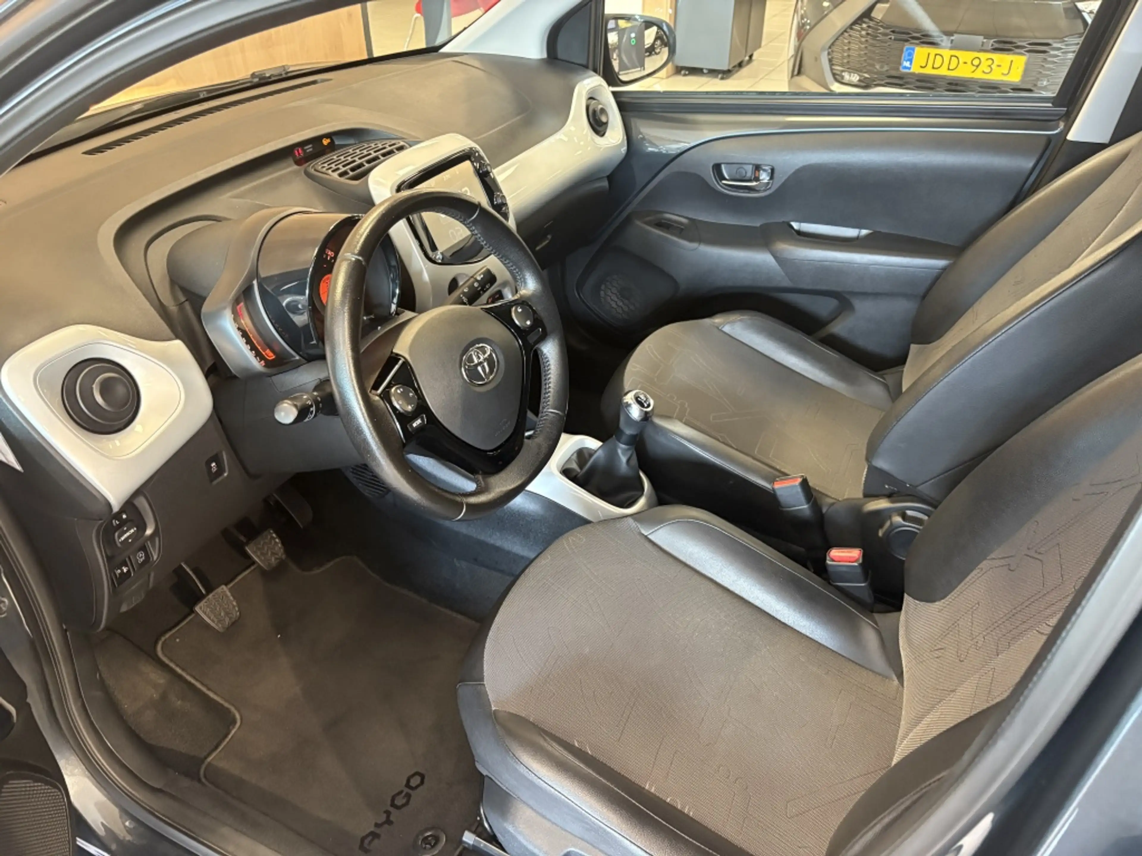 Toyota Aygo 1.0 VVT-i x-joy — photo 13
