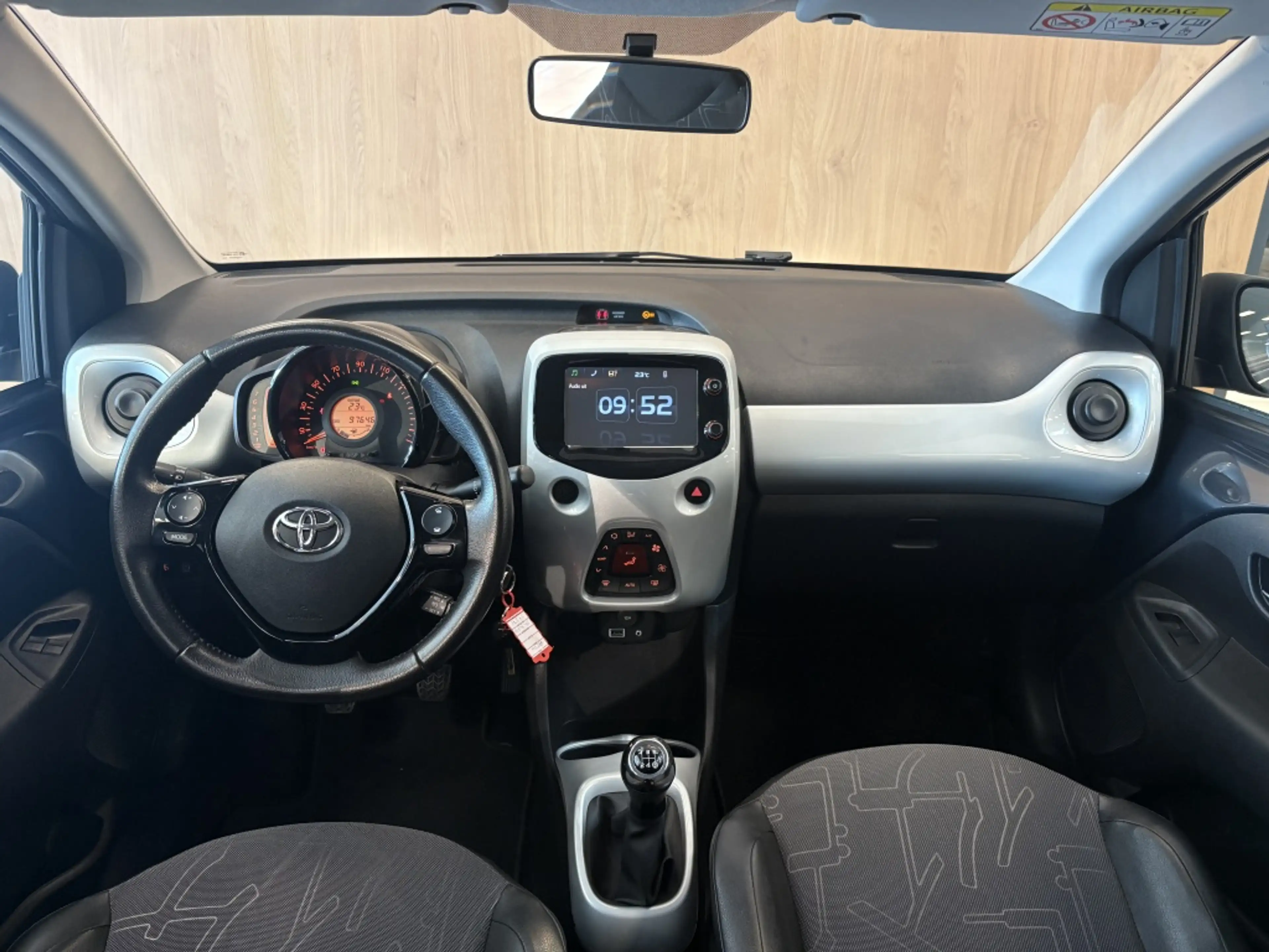Toyota Aygo 1.0 VVT-i x-joy — photo 3