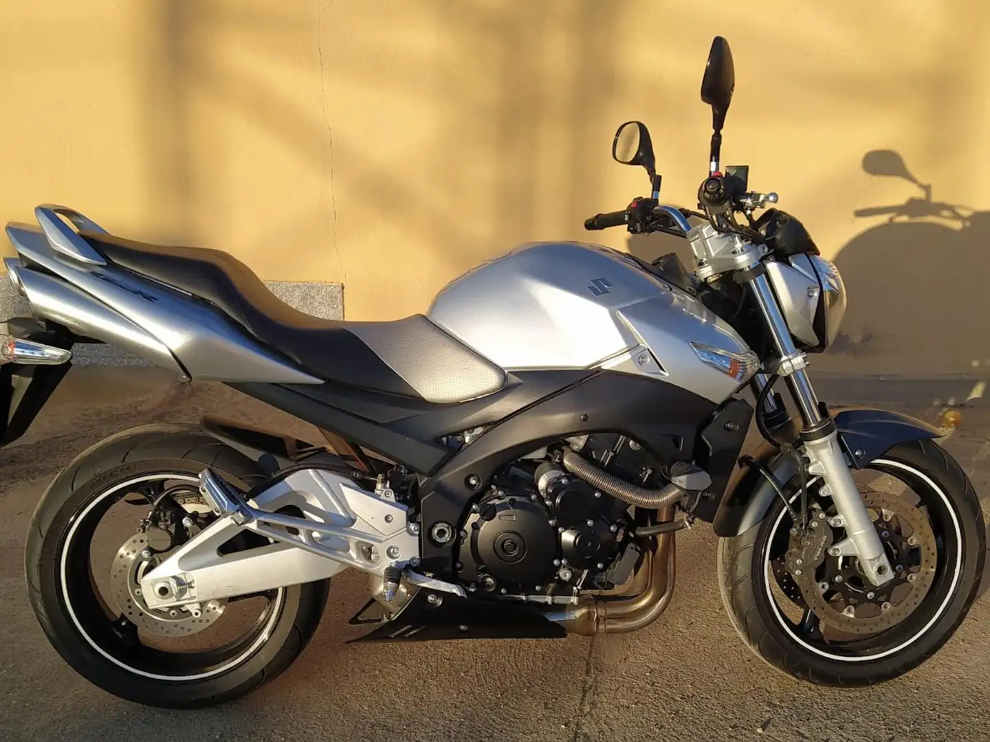 Suzuki GSR 600 Plateado - 1