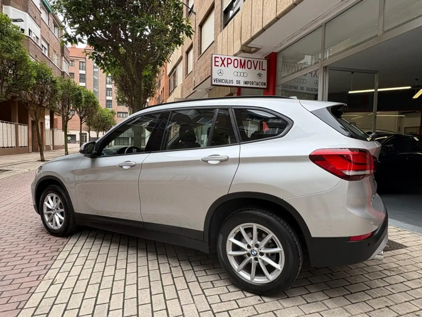 BMW X1 sDrive 18dA Corporate Gris - 2