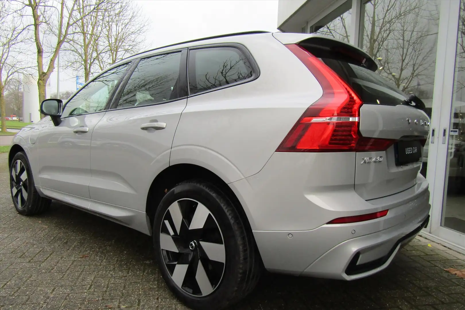 Volvo XC60 Volvo XC60 T6 AWD PLUG-IN HYBRIDE ULTIMATE DARK | Zilver - 2