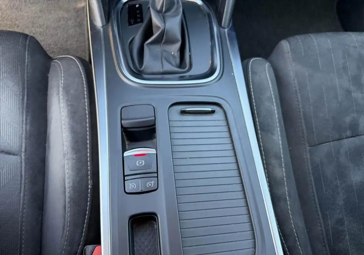 Renault Megane Citadine 5 portes — photo 13