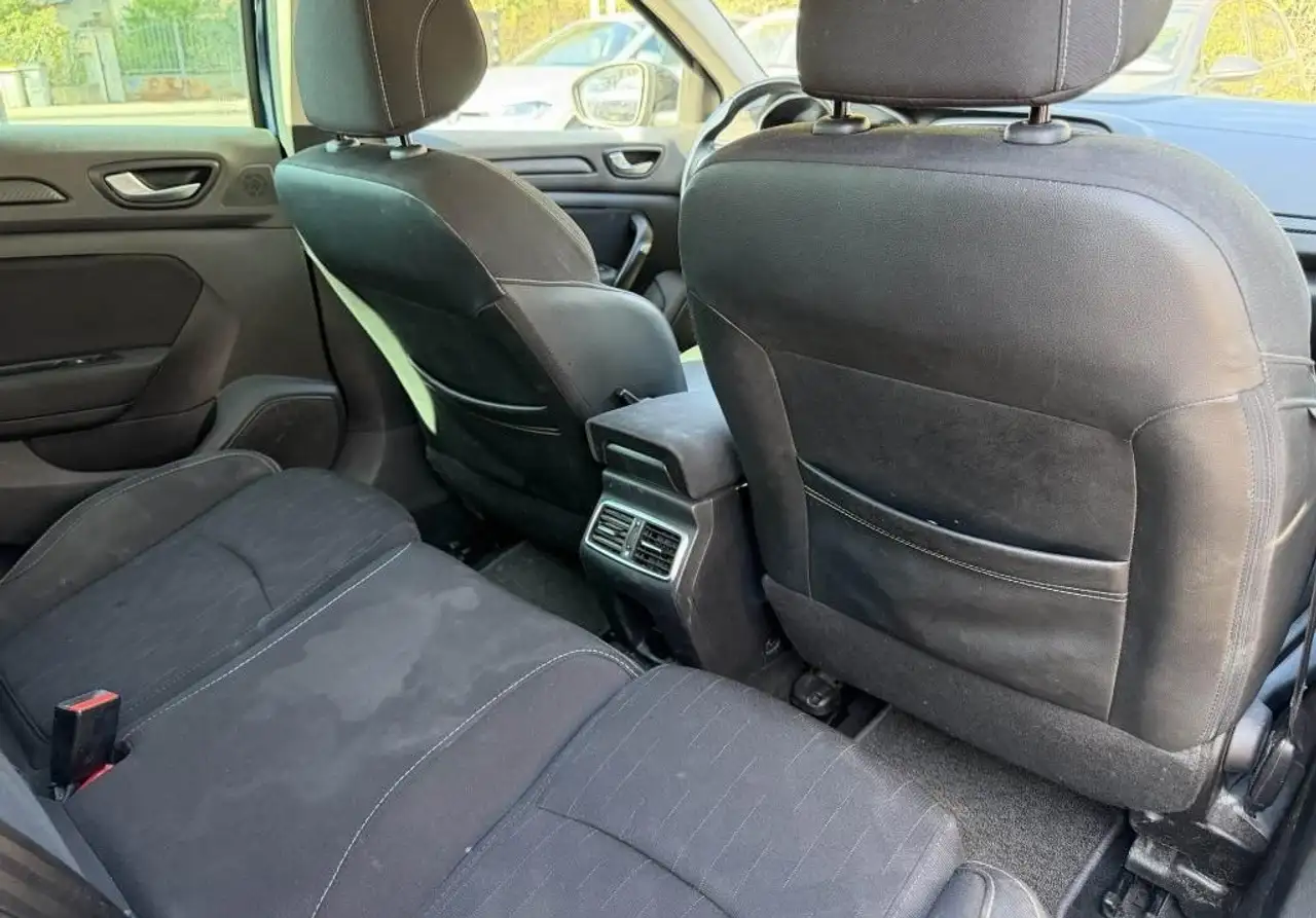 Renault Megane Citadine 5 portes — photo 11
