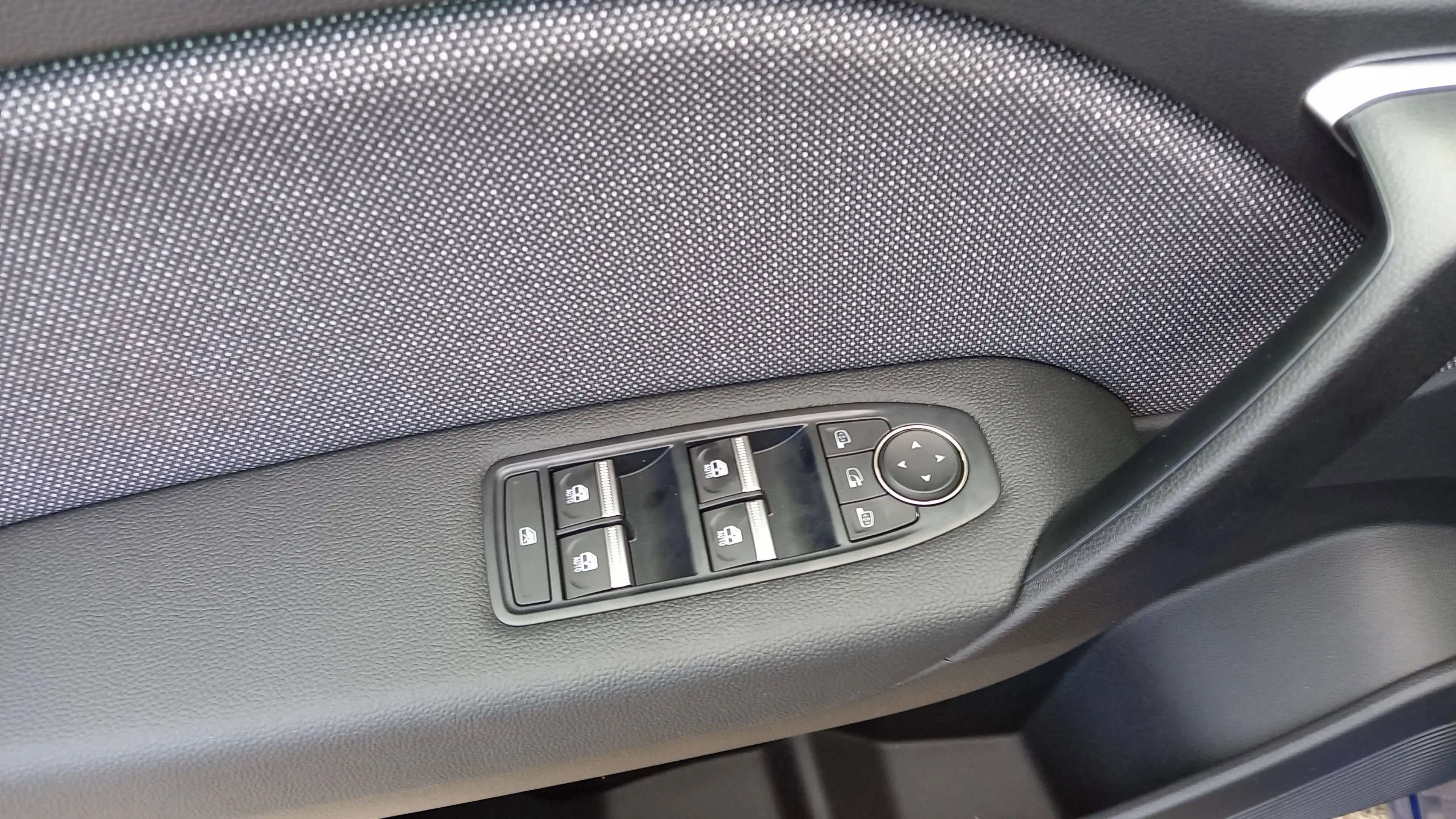 Mitsubishi Grandis 1.8 HEV 116 kW Intro Edition — photo 10