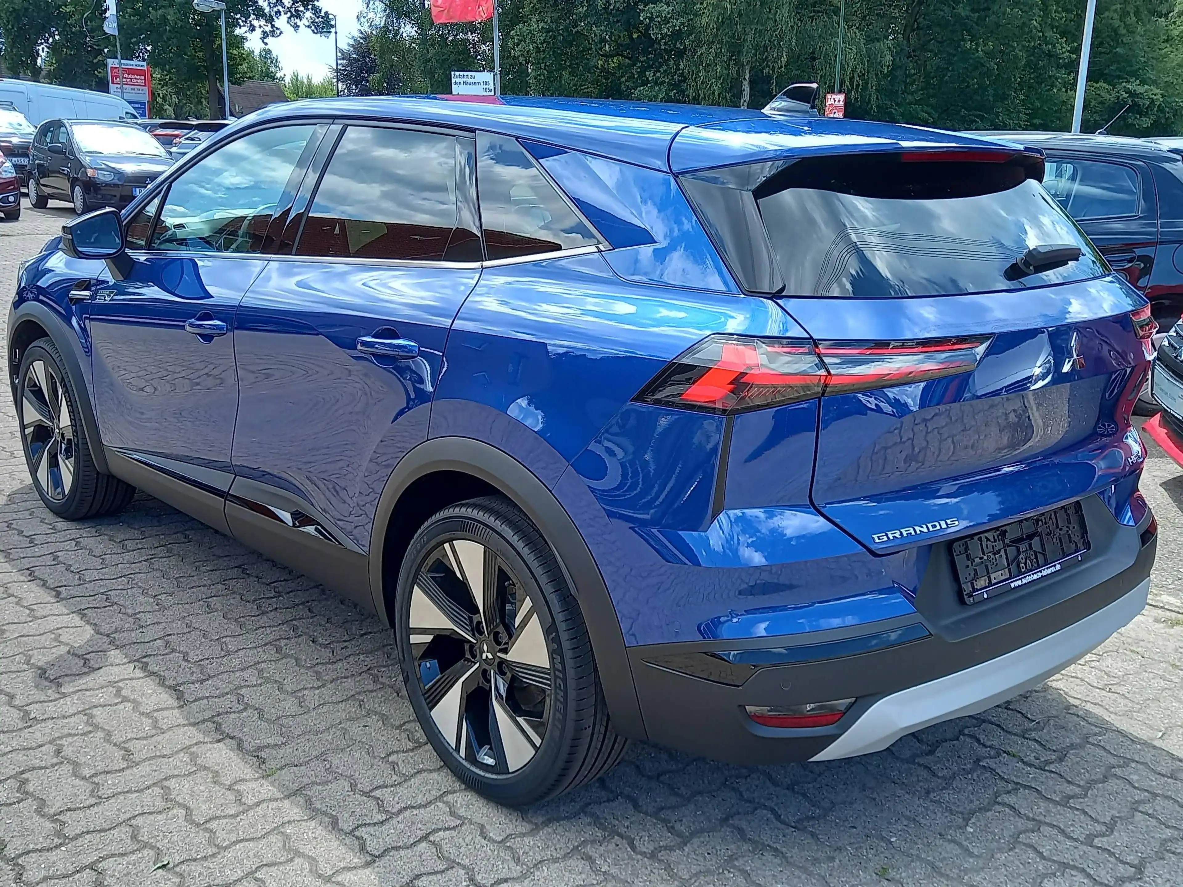 Mitsubishi Grandis 1.8 HEV 116 kW Intro Edition — photo 2