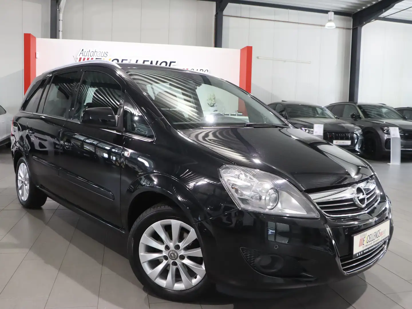 Opel Zafira 1.8 FAMILY PLUS / 7-SITZE / NAVI+ / XENON crna - 2