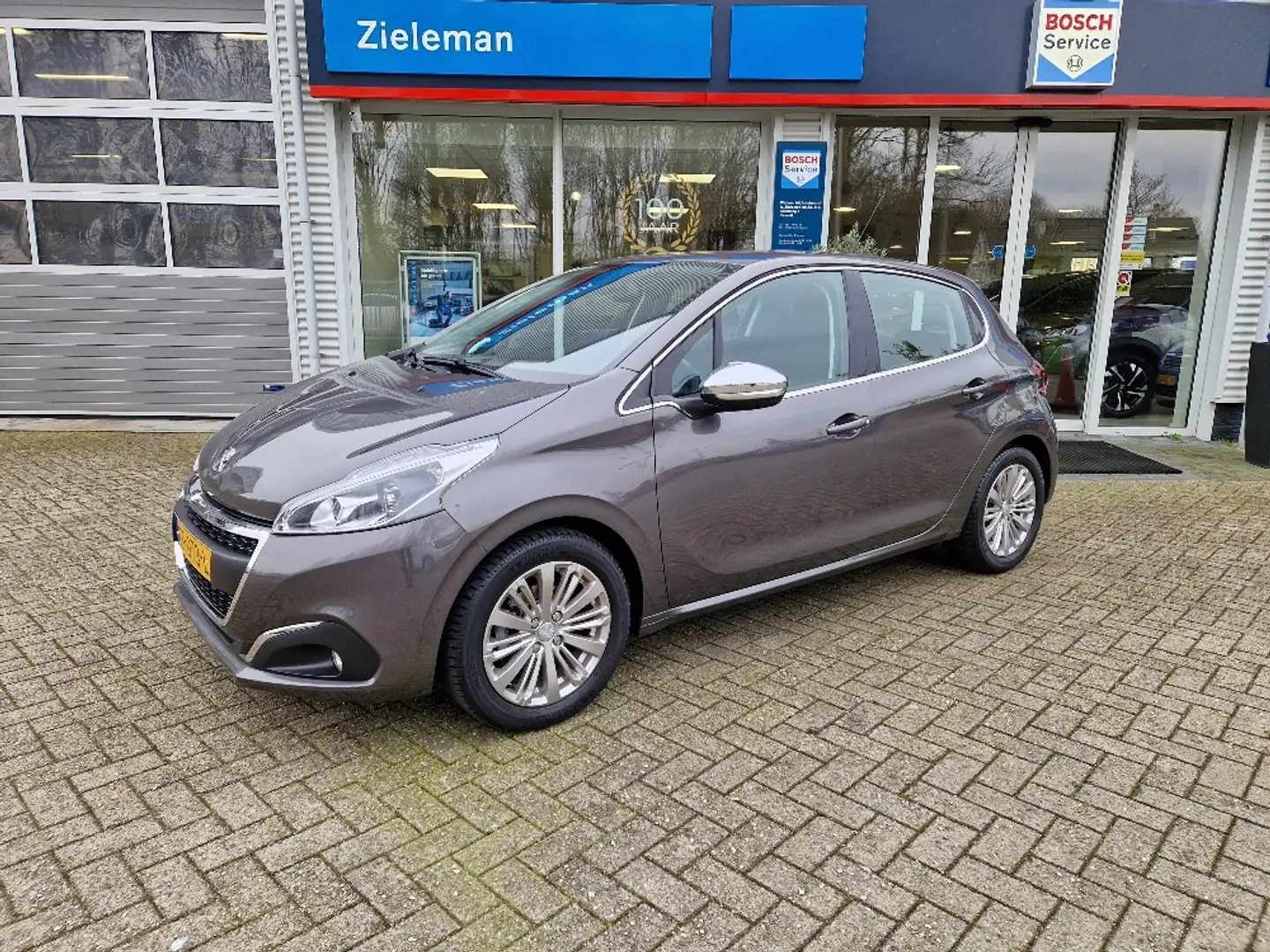 Peugeot 208 1.2 PureTech 110 pk Allure Trekhaak 5-deurs Grey - 1