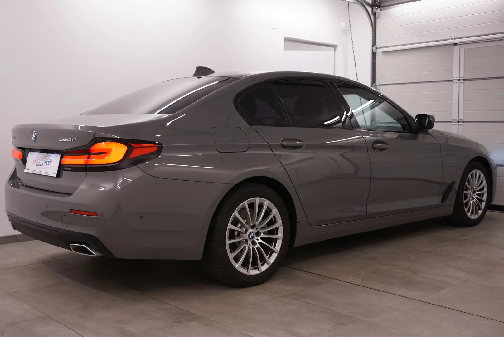 BMW 520 d xDrive // M Sport-Lenkrad//  ACC // Grau - 2