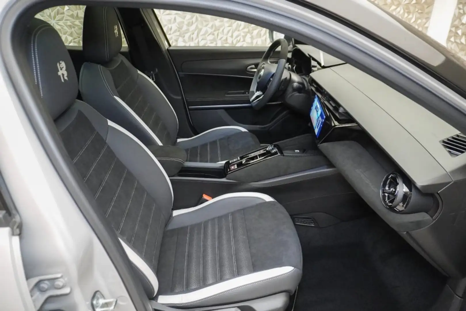 Alfa Romeo Junior IBR Q4 SPORT SPEC 145HP Schwarz - 2