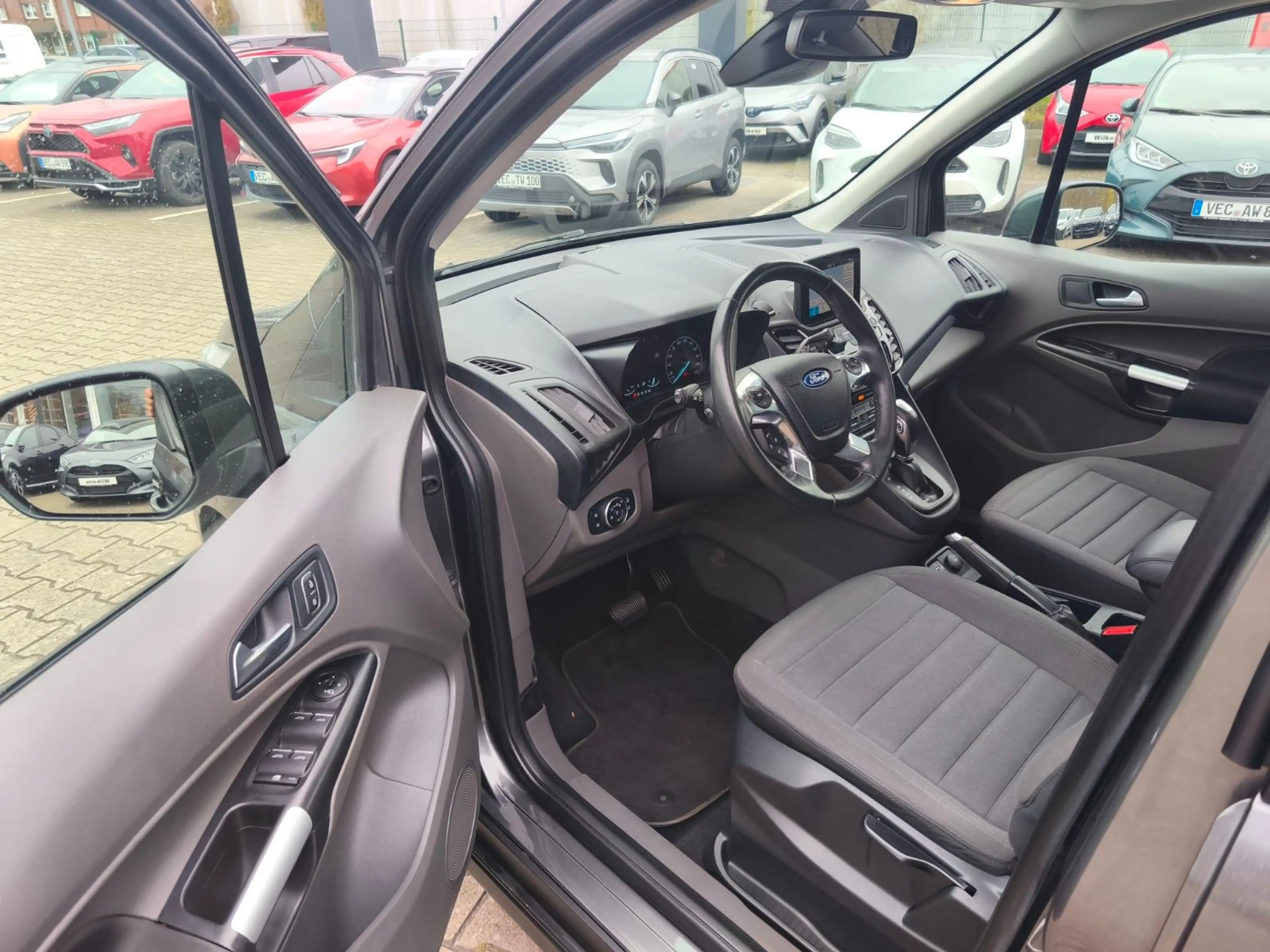 Ford Grand Tourneo Connect Titanium — photo 8